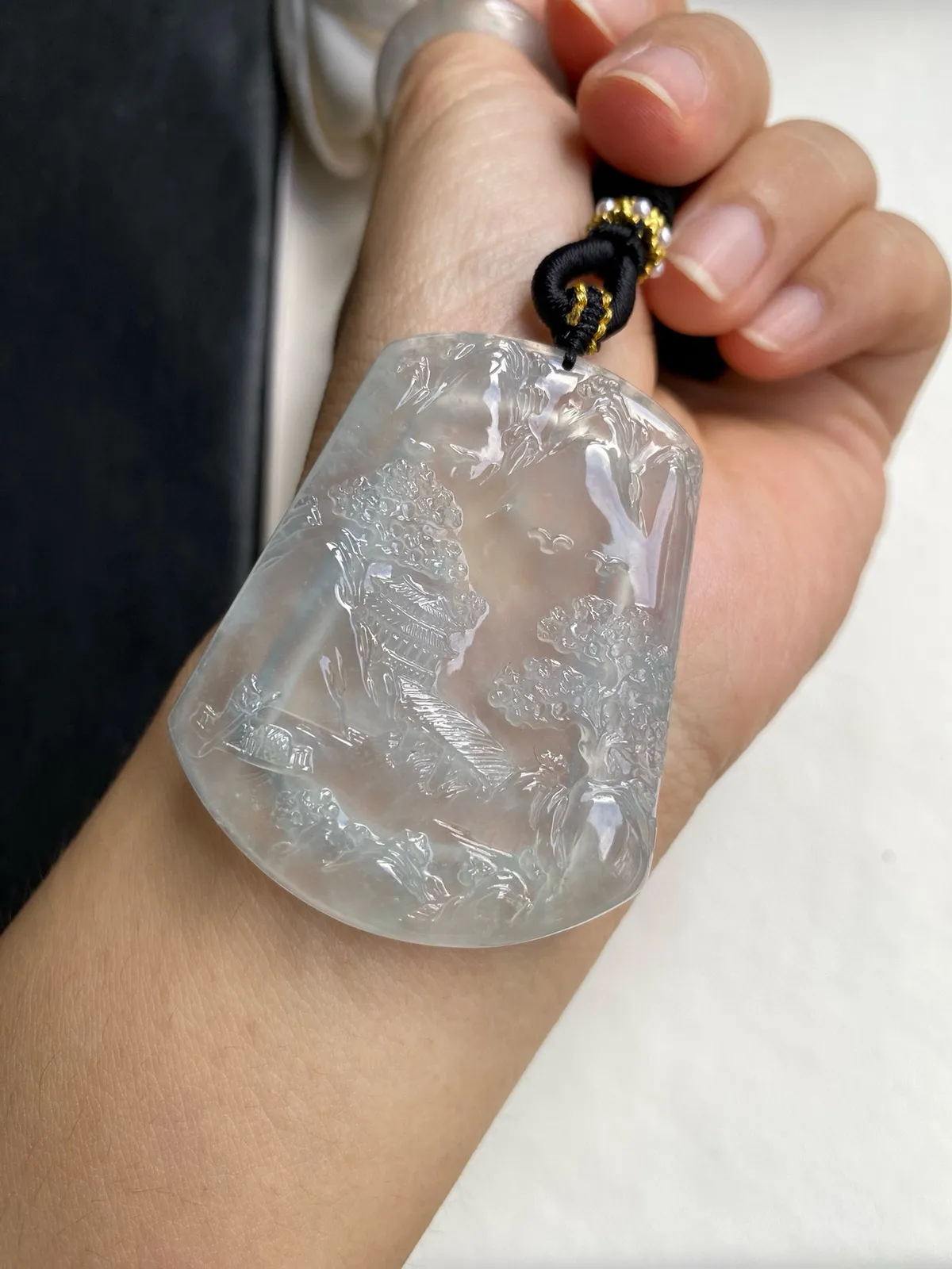 缅甸老种冰种山水牌，种很老冰莹起光，尺寸52.2x42.5x5.9mm，自然光随手拍，品相好雕工精美，性价比给力，对眼缘的别错过