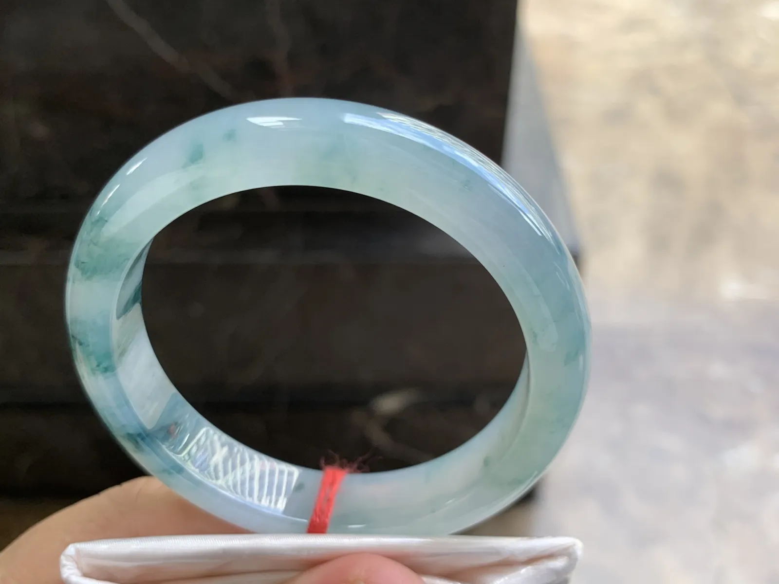 57.5-12.5-8.6mm
冰种蓝花手镯 水润光泽 透亮
