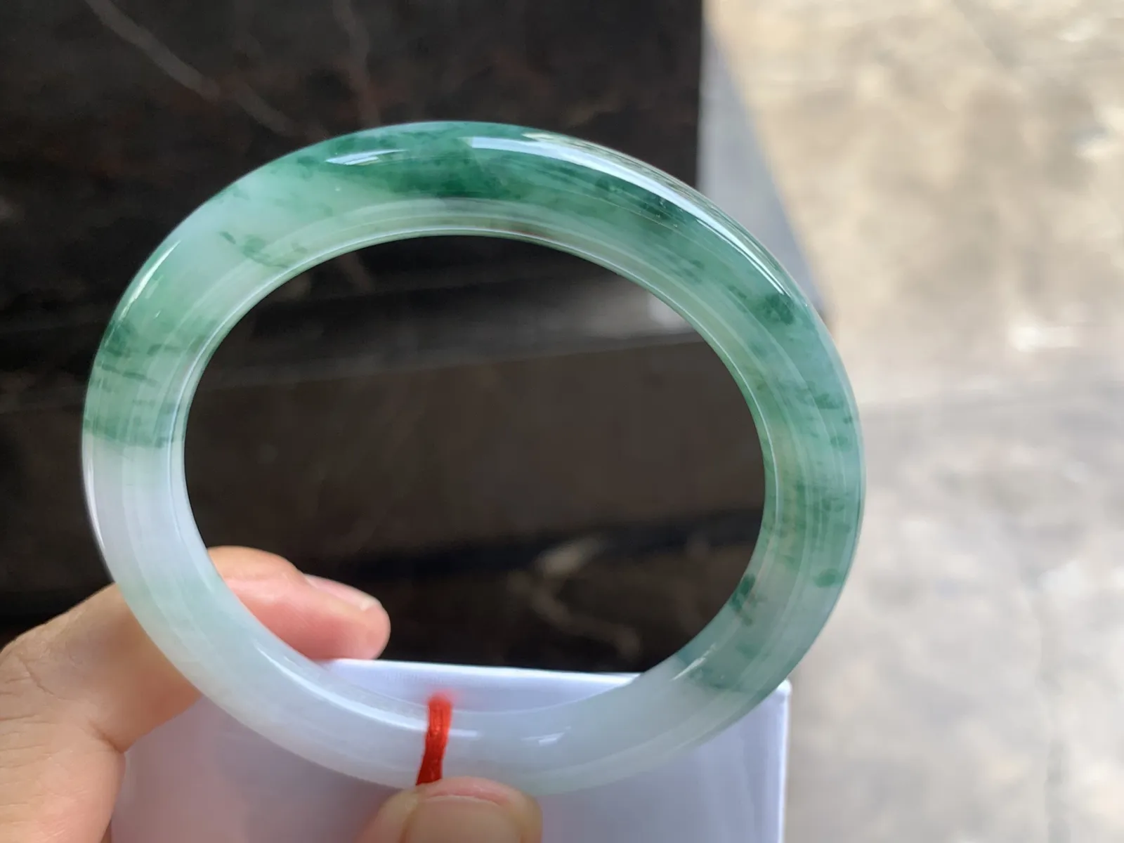 56-9.5mm
飘花圆条手镯 底子细腻干净 花色漂亮 推荐