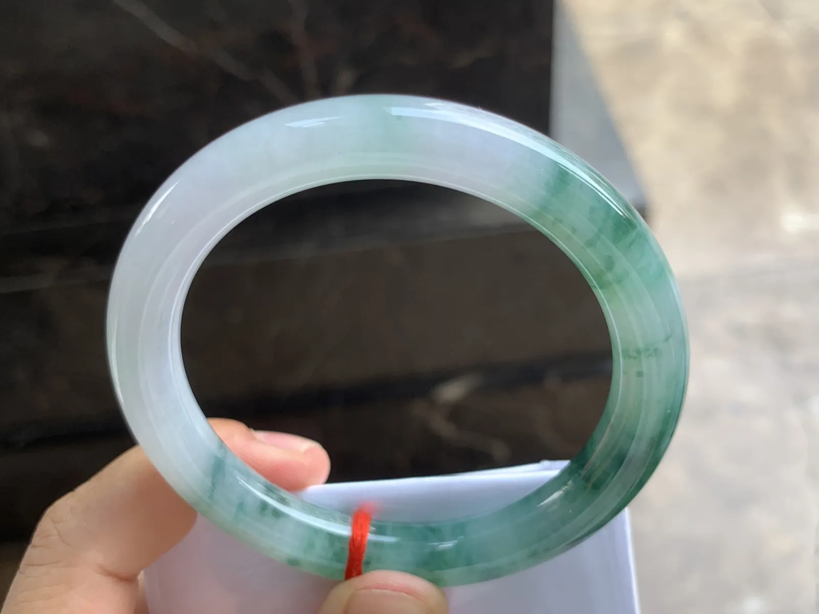 56-9.5mm
飘花圆条手镯 底子细腻干净 花色漂亮 推荐