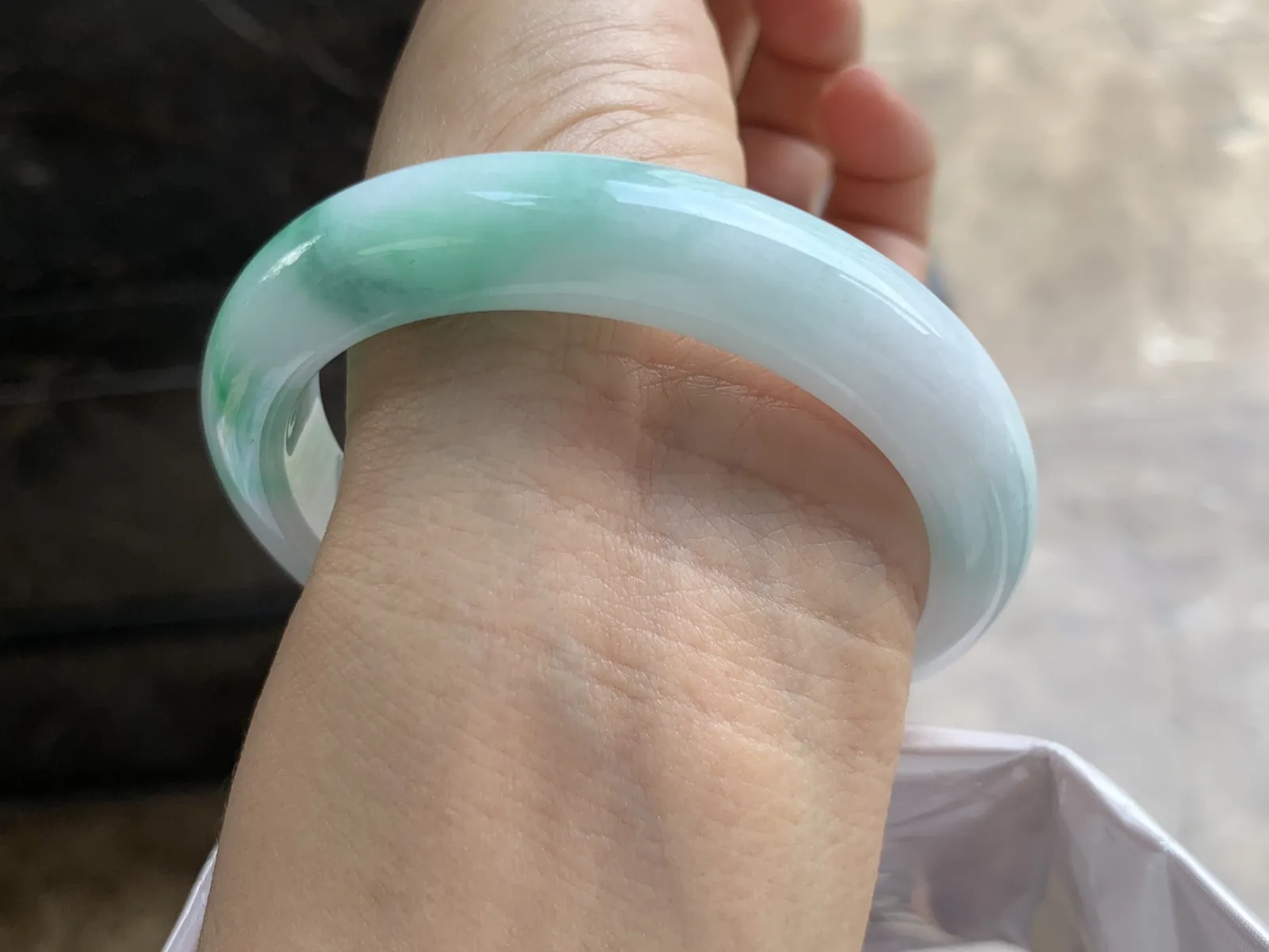 58-11.5-8.7mm
白底青手镯 底子细腻干净 清爽