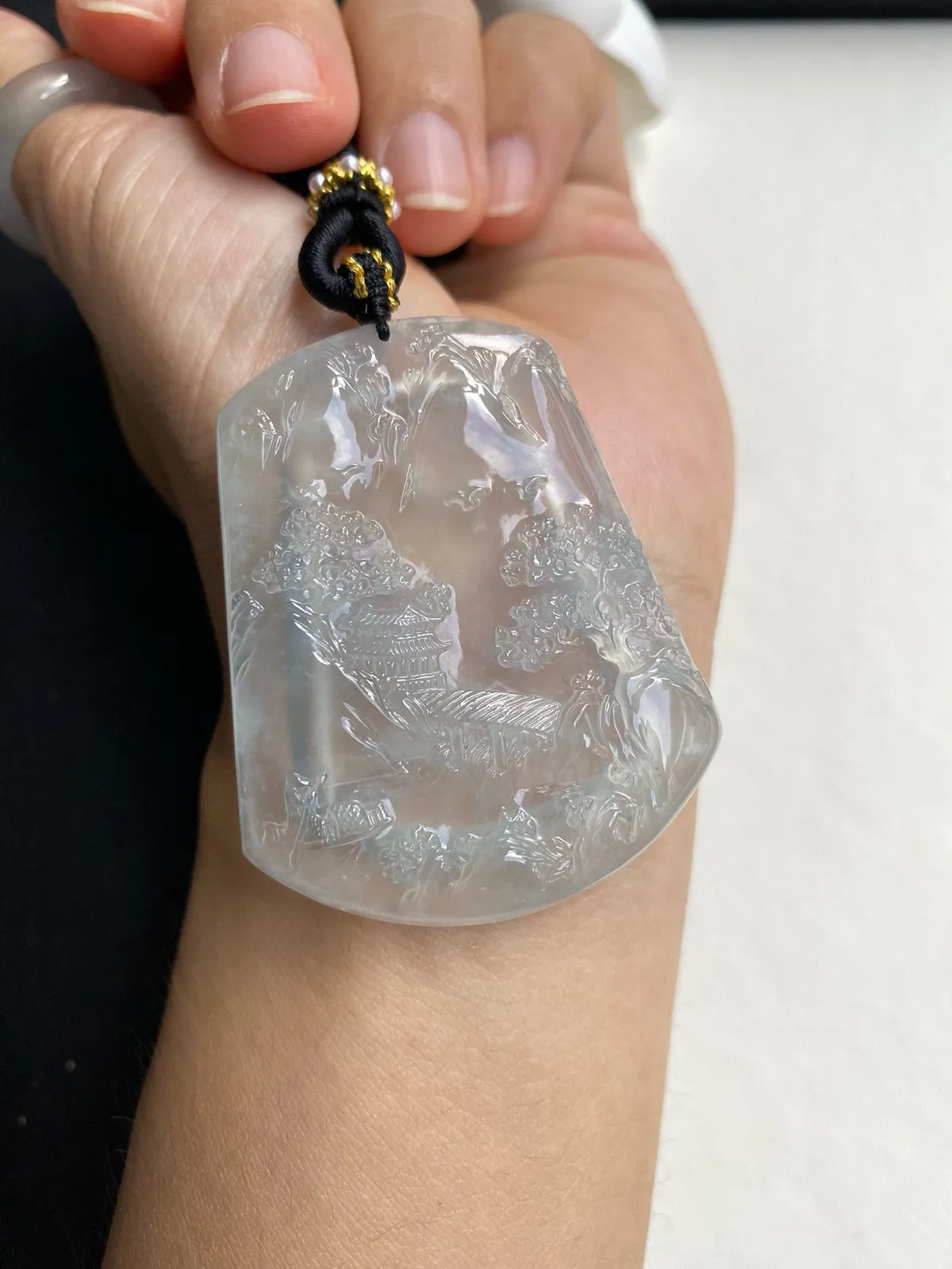 缅甸老种冰种山水牌，种很老冰莹起光，尺寸52.2x42.5x5.9mm，自然光随手拍，品相好雕工精美