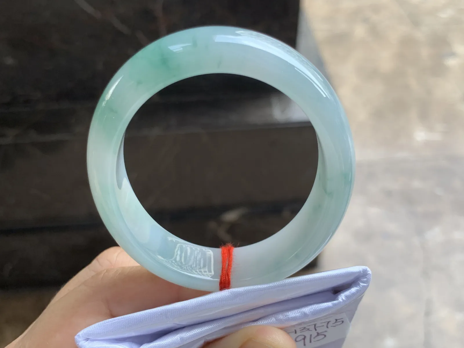 53.5-13.7-7.5mm
飘花贵妃手镯 底子细腻清爽 正圈51/52可带