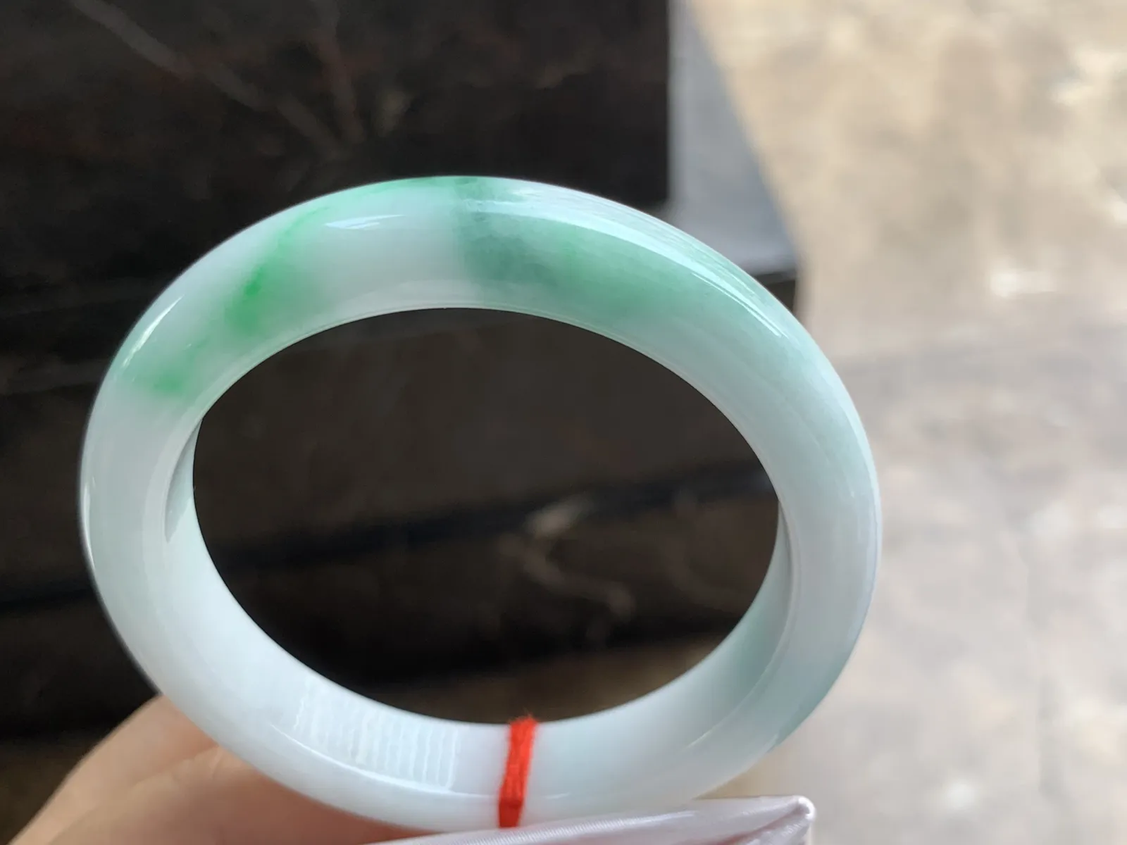 58-11.5-8.7mm
白底青手镯 底子细腻干净 清爽