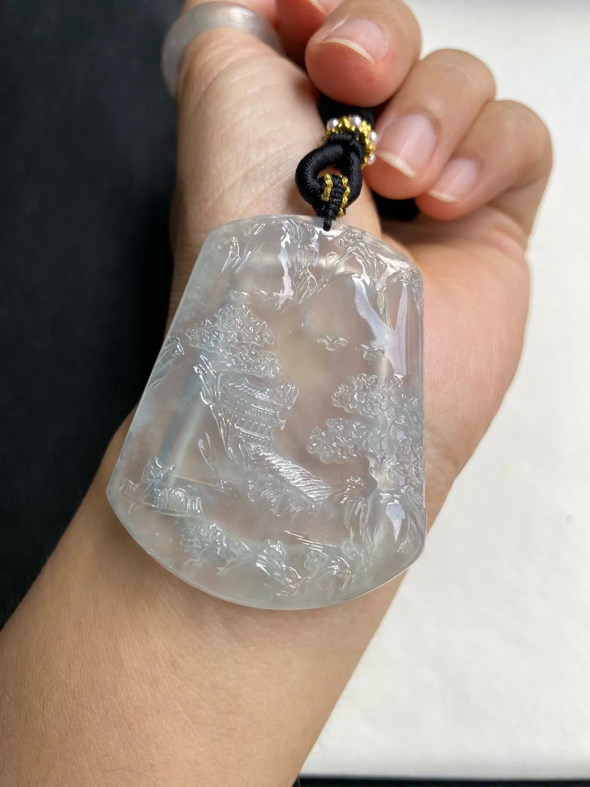 缅甸老种冰种山水牌，种很老冰莹起光，尺寸52.2x42.5x5.9mm，自然光随手拍，品相好雕工精美，性价比给力，对眼缘的别错过