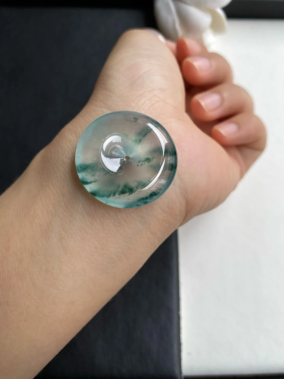 精品老坑高冰飘花平安扣，种很老冰莹剔透强莹光，超纯28.8x6mm，圆润饱满冰冰透透，底子纯胶莹感十足，飘花空灵飘逸意境优美