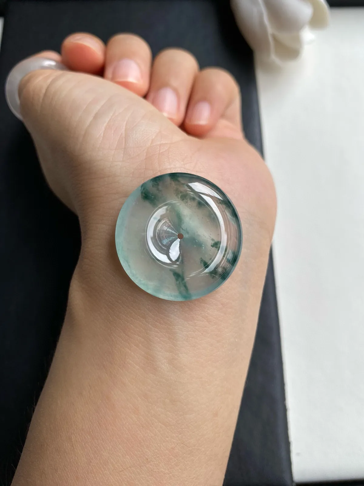 精品老坑高冰飘花平安扣，种很老冰莹剔透强莹光，超纯28.8x6mm，圆润饱满冰冰透透，底子纯胶莹感十足，飘花空灵飘逸意境优美