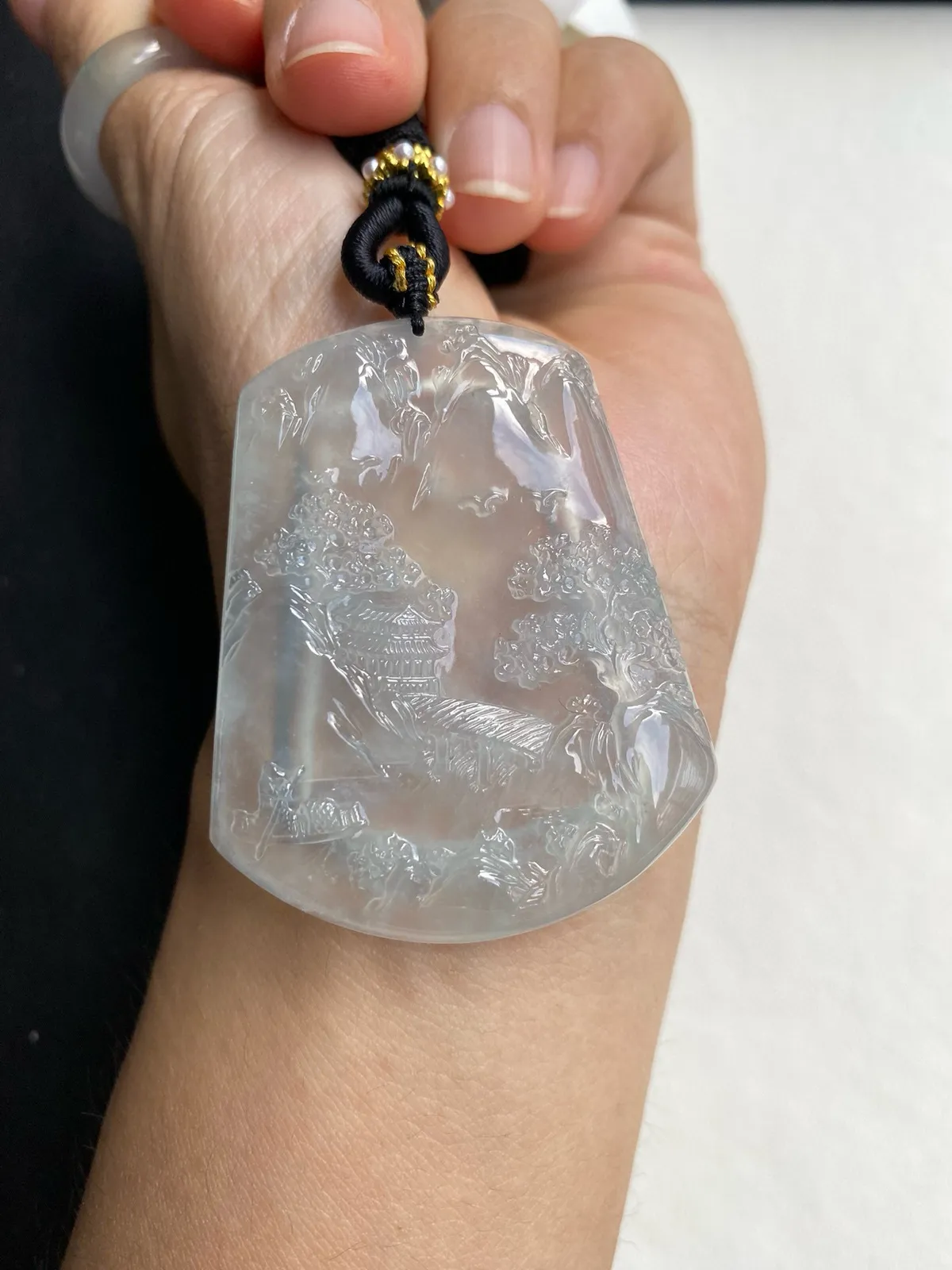 缅甸老种冰种山水牌，种很老冰莹起光，尺寸52.2x42.5x5.9mm，自然光随手拍，品相好雕工精美，性价比给力，对眼缘的别错过