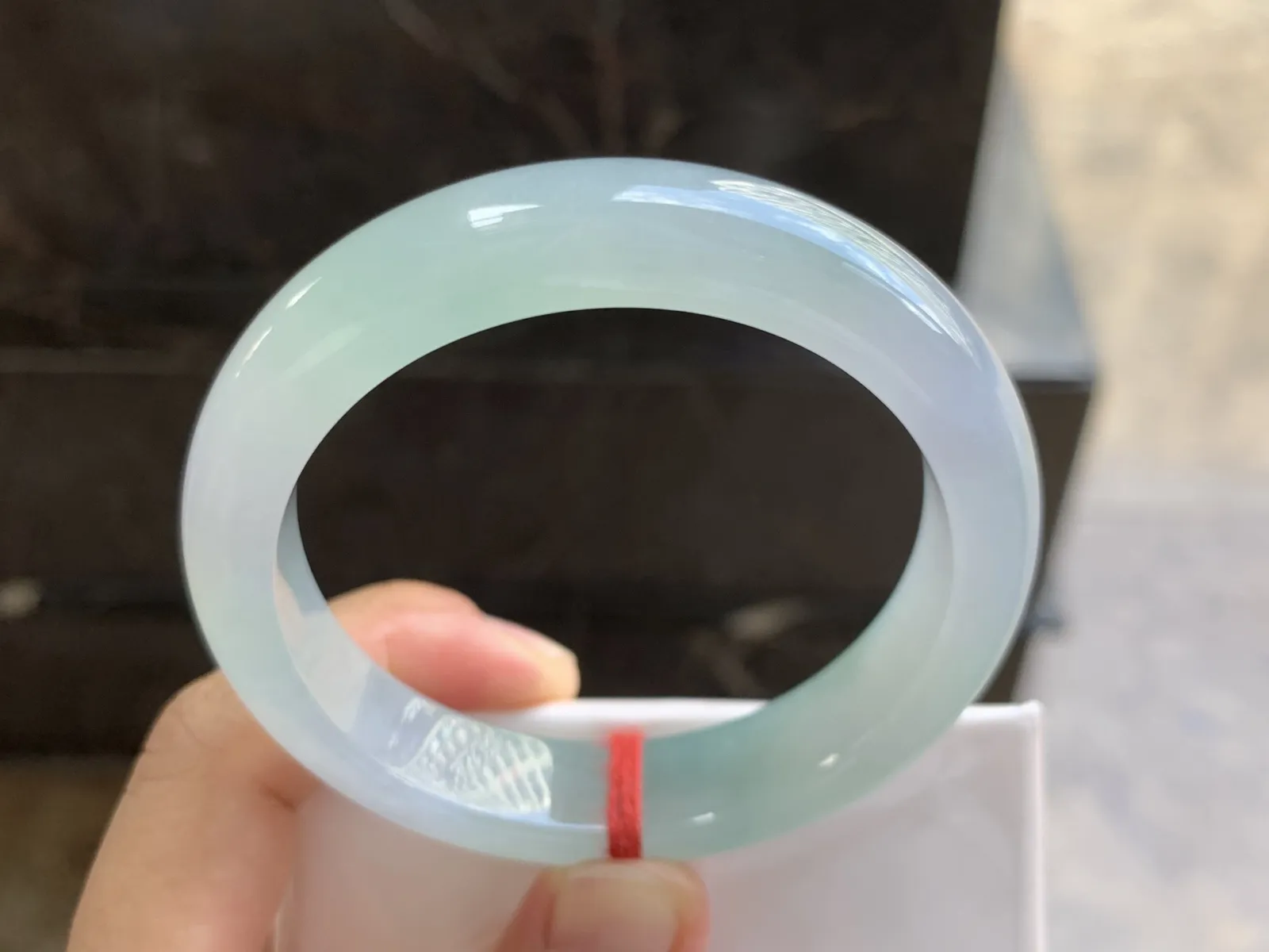 55-13-8mm
冰种淡春彩手镯 水润光泽 色泽清新