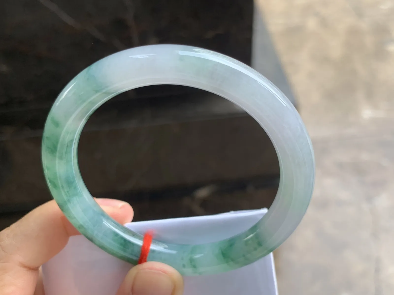 56-9.5mm
飘花圆条手镯 底子细腻干净 花色漂亮 推荐