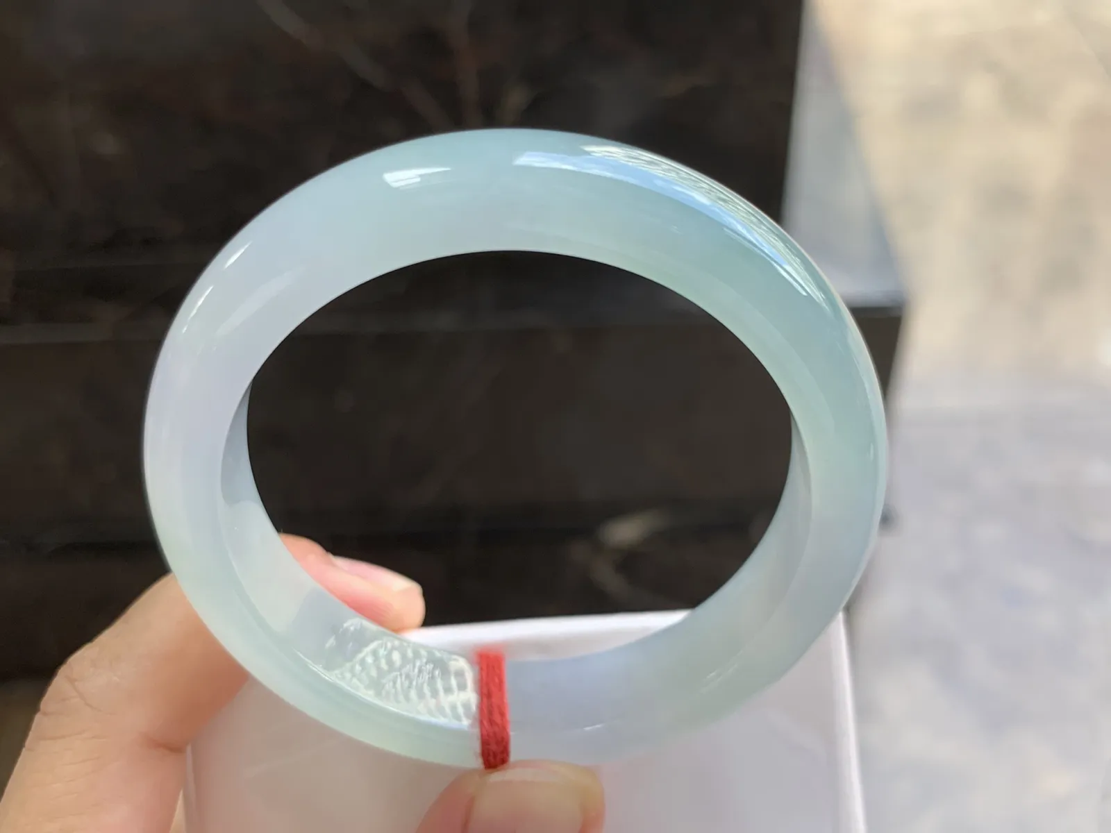 55-13-8mm
冰种淡春彩手镯 水润光泽 色泽清新