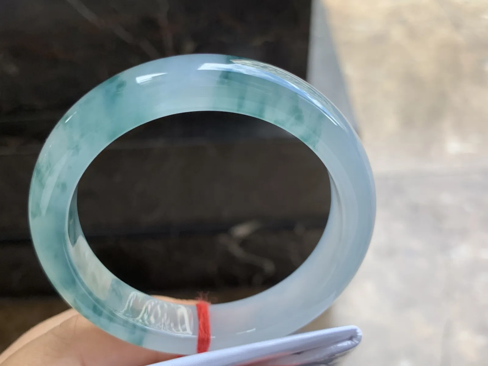 56.5-12.5-8.7mm
冰种飘花手镯 水润冰透 花色漂亮
半山半水