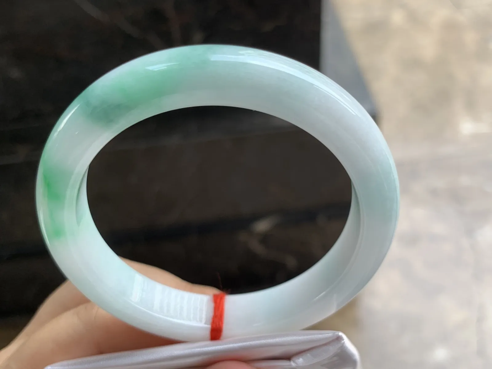 58-11.5-8.7mm
白底青手镯 底子细腻干净 清爽