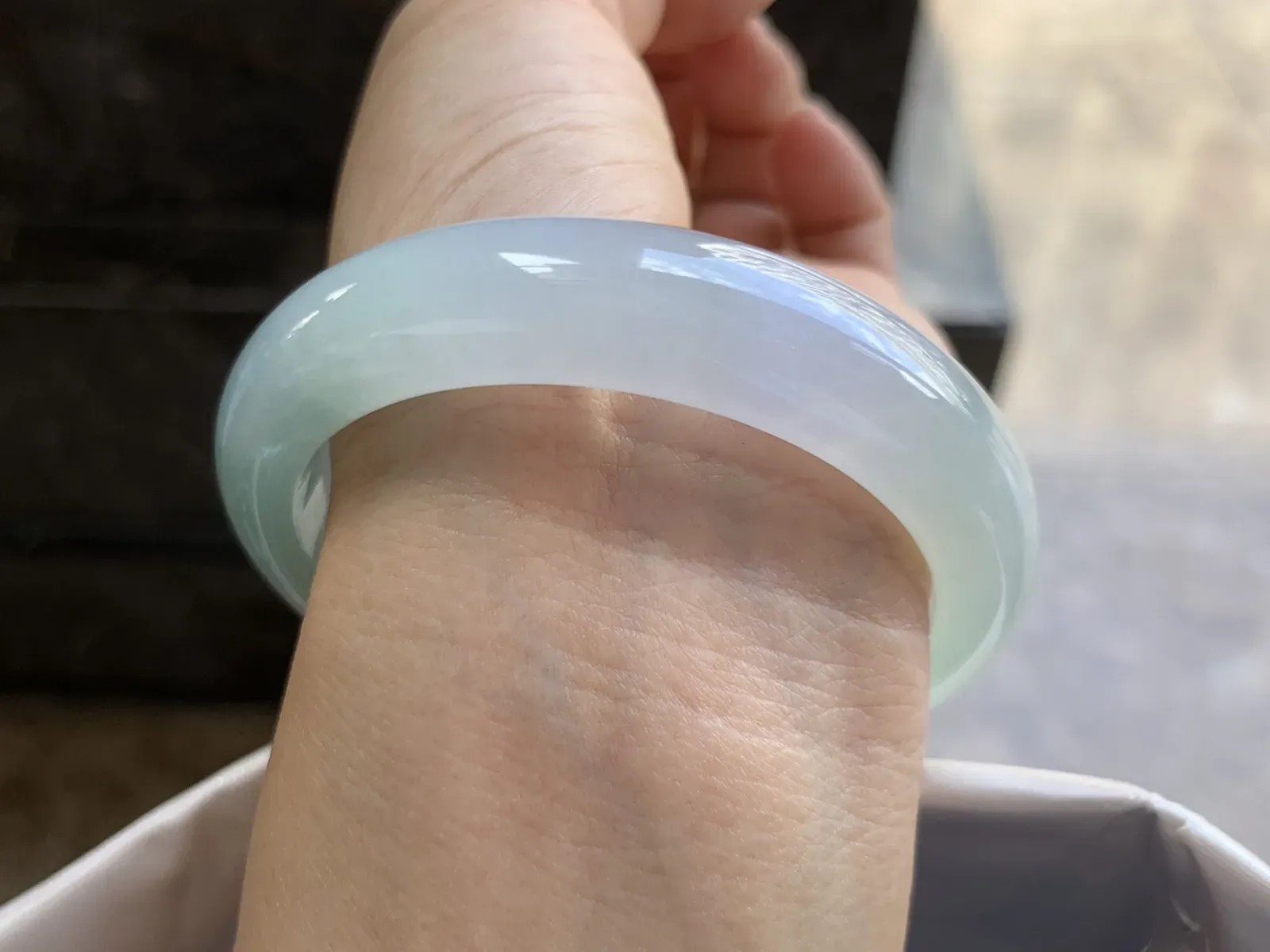 55-13-8mm
冰种淡春彩手镯 水润光泽 色泽清新