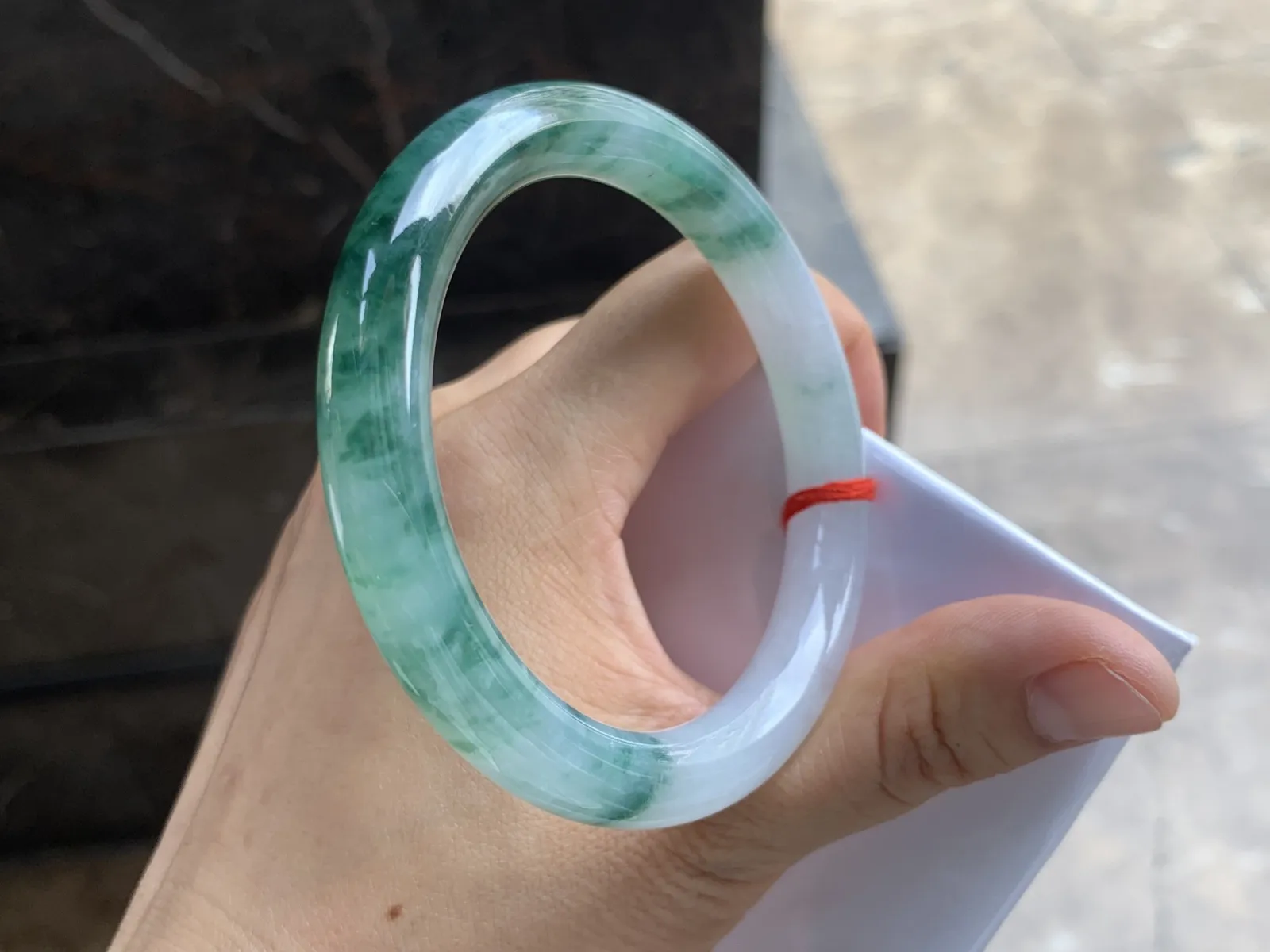 56-9.5mm
飘花圆条手镯 底子细腻干净 花色漂亮 推荐