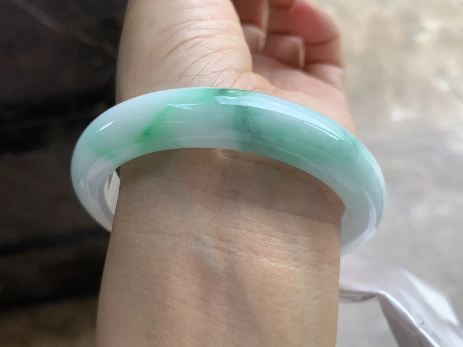 58-11.5-8.7mm
白底青手镯 底子细腻干净 清爽