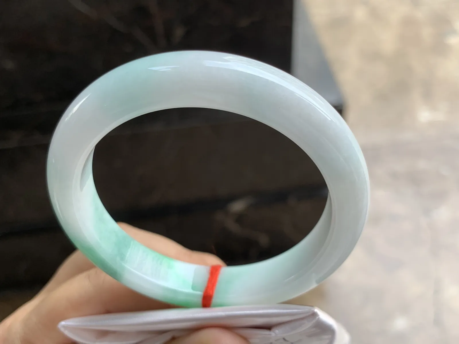 58-11.5-8.7mm
白底青手镯 底子细腻干净 清爽