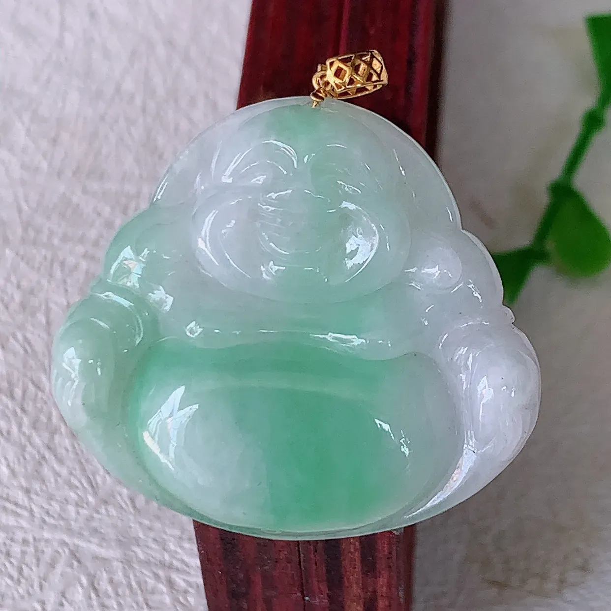 18k金镶嵌水润飘绿翡翠佛公吊坠，沁人心脾，精致典雅的设计，为佩戴者，增添色彩，送礼自留都是佳品选择