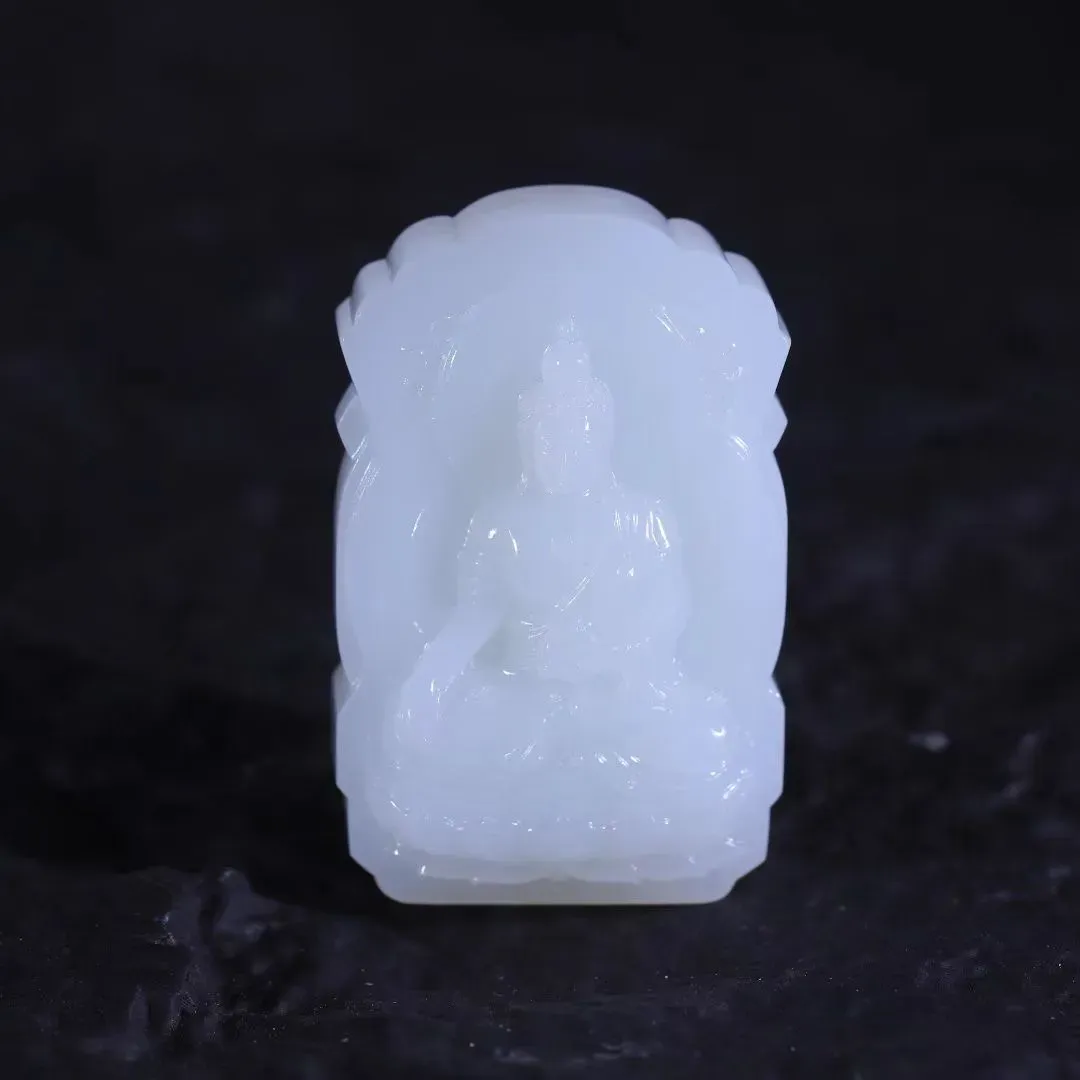 精品美物
【大日如来】和田老坑白玉羊脂白，凝润若脂，温润而泽，结构细糯。精心雕琢，意境幽生。滴水成佛
