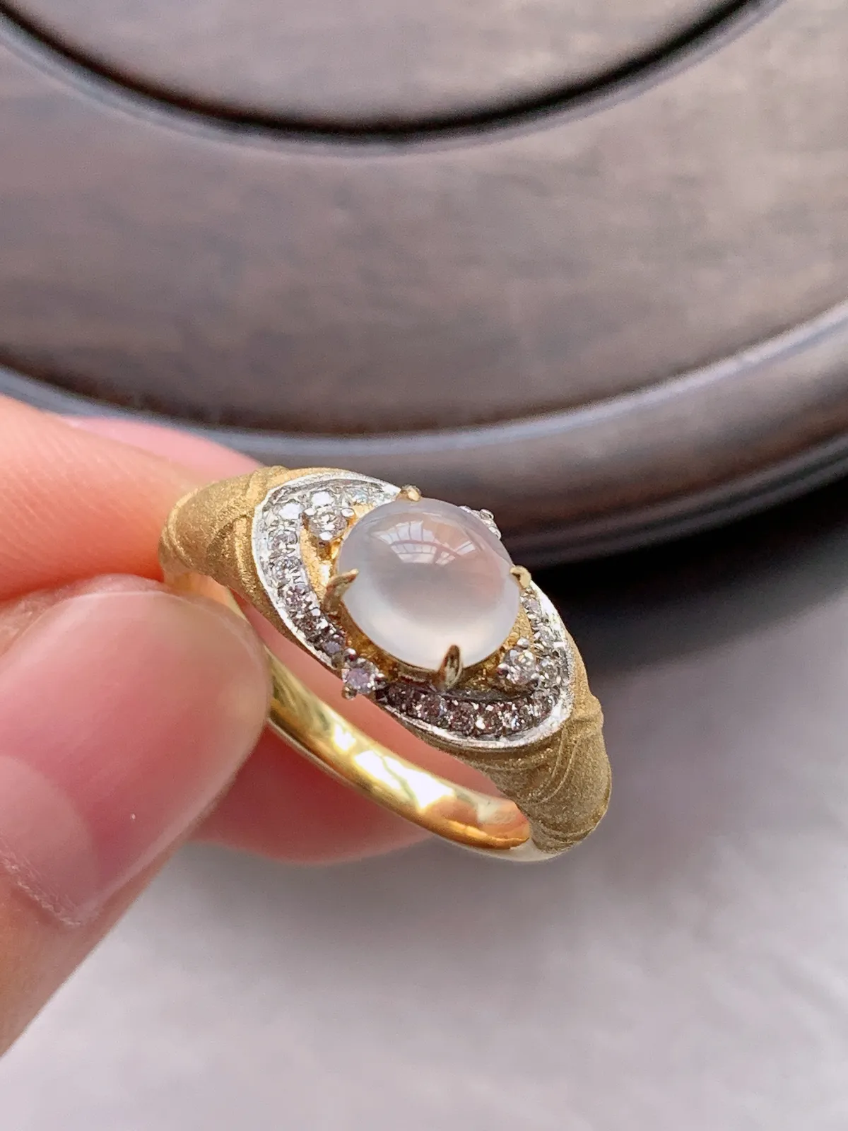 翡翠a货18k金冰种白冰蛋面戒指，尺寸17.4-6.2-7，重量:4.13g