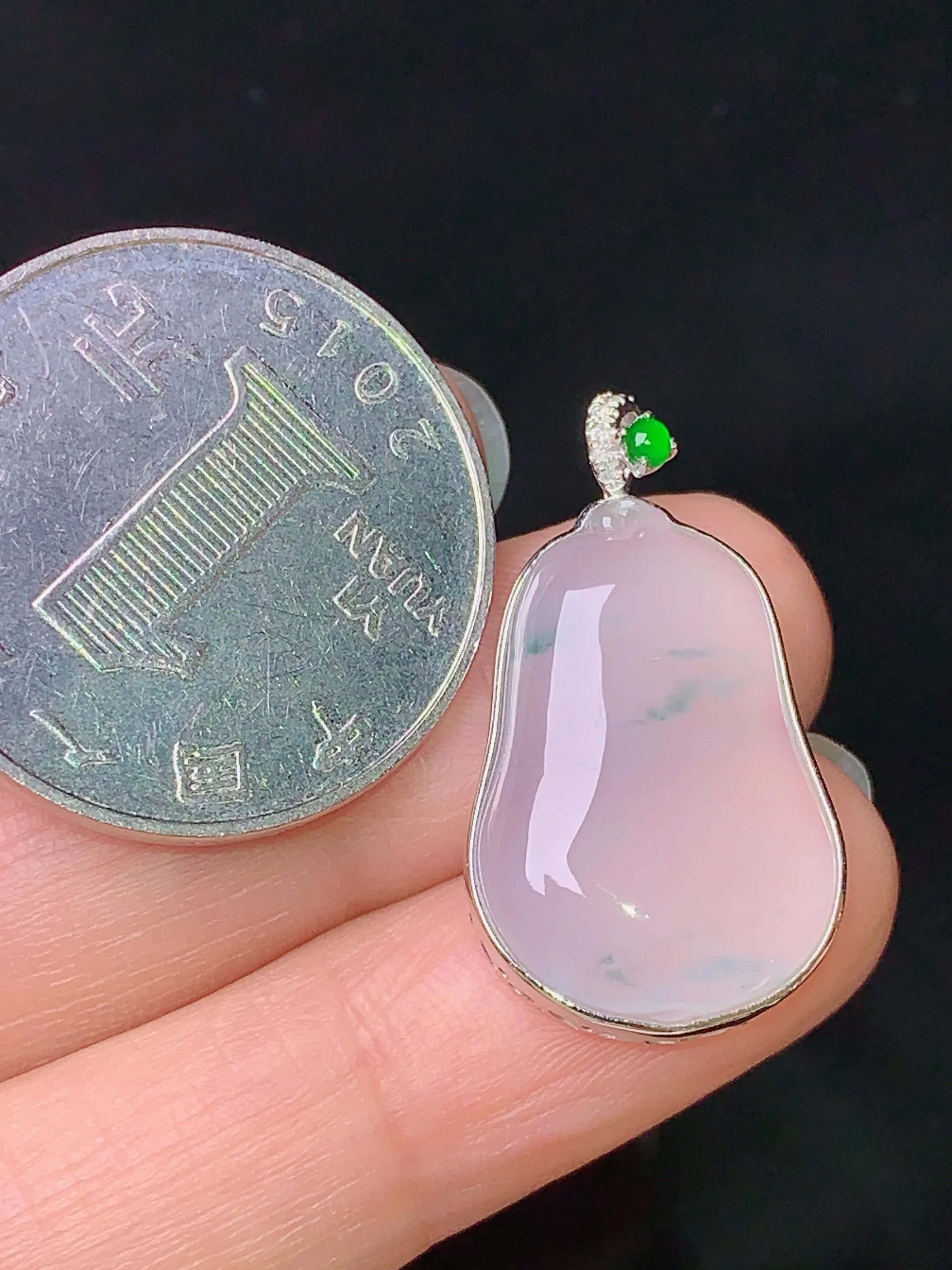 18k金镶嵌冰种福瓜吊坠 玉质细腻 色泽艳丽 整体尺寸27*15*5.5