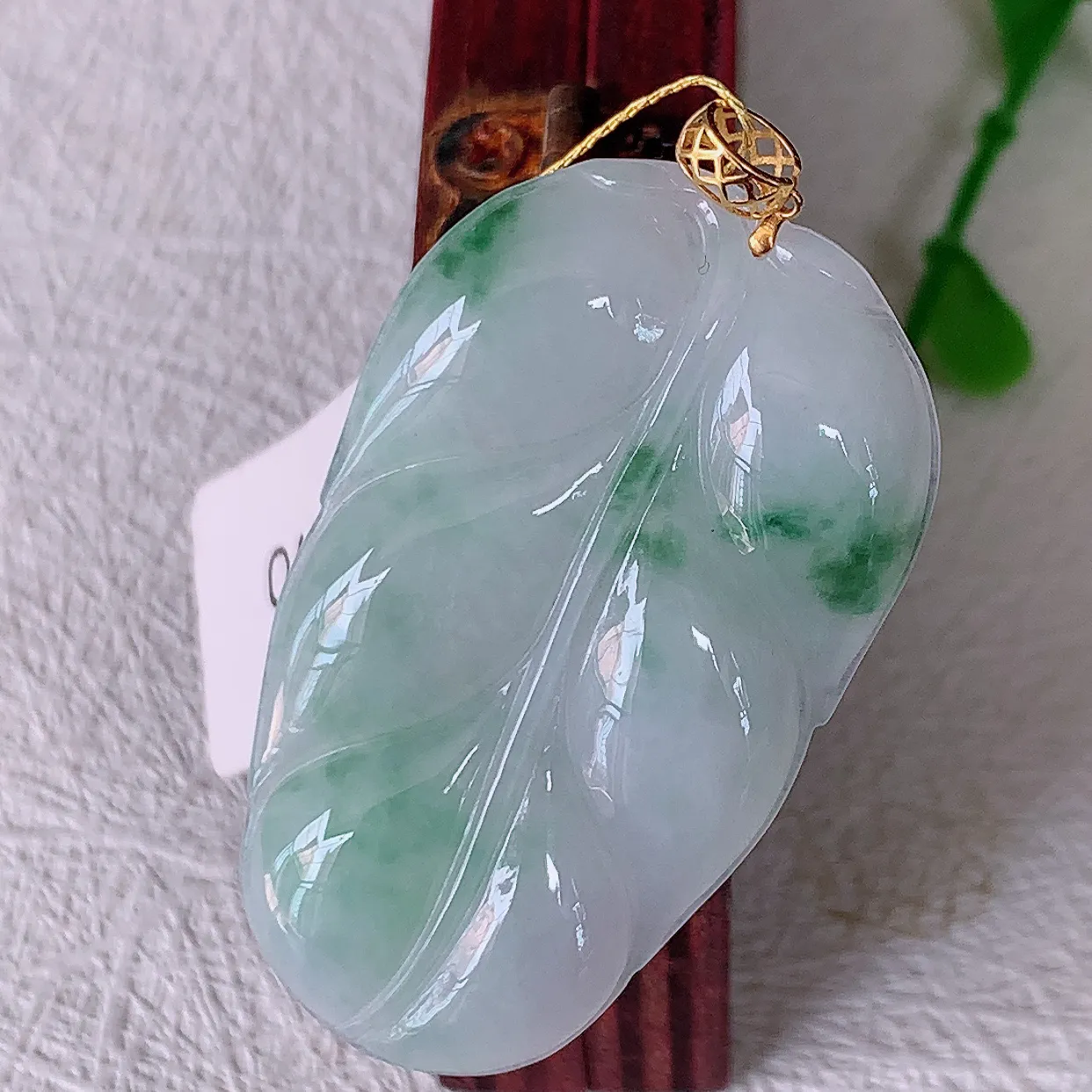 18K金镶嵌冰胶飘花翡翠叶子吊坠 ，种水足，色泽清新，工艺精湛，叶子寓意美好；金枝玉叶，事业有成。#00.25