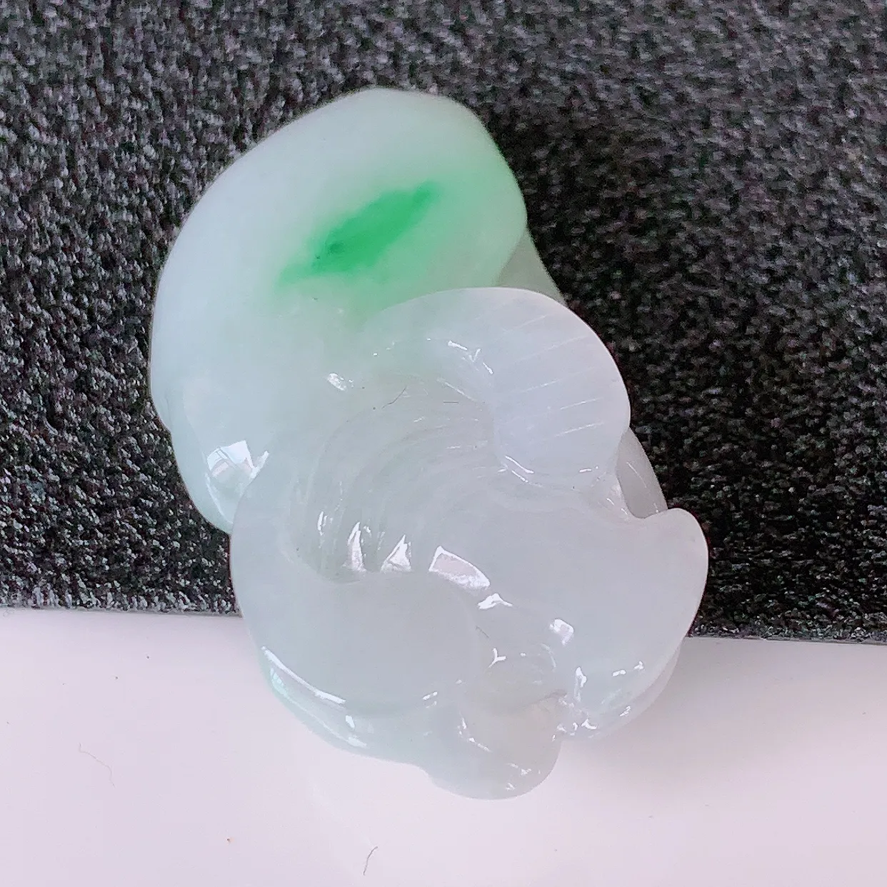 自然光实拍，冰润飘绿翡翠生肖牛气冲天吊坠，种老水足，雕工精湛 ，寓意美好，佩戴时尚出众！#41.25
