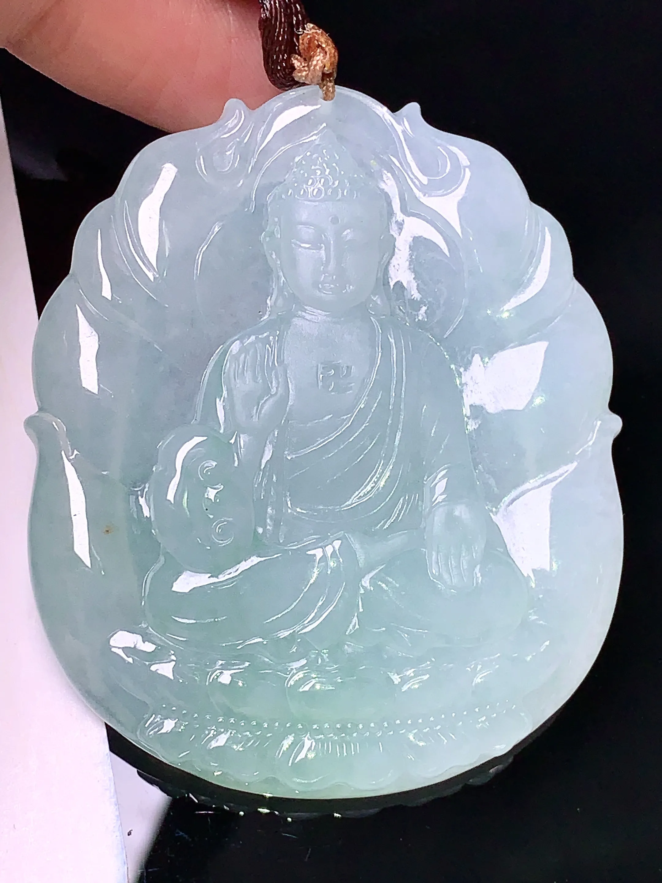 飘绿大日如来佛祖吊坠 玉质细腻 色泽艳丽 整体尺寸51.8*43.2*5.7