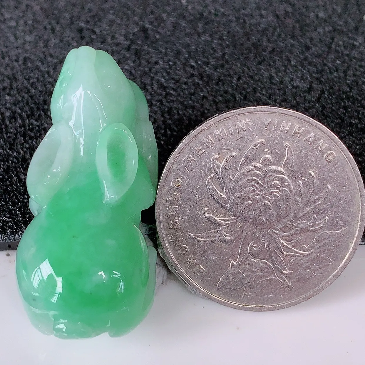 自然光实拍，冰润飘绿翡翠生肖玉兔吊坠，种老水足，雕工精湛 ，寓意美好，佩戴时尚出众！#87.26