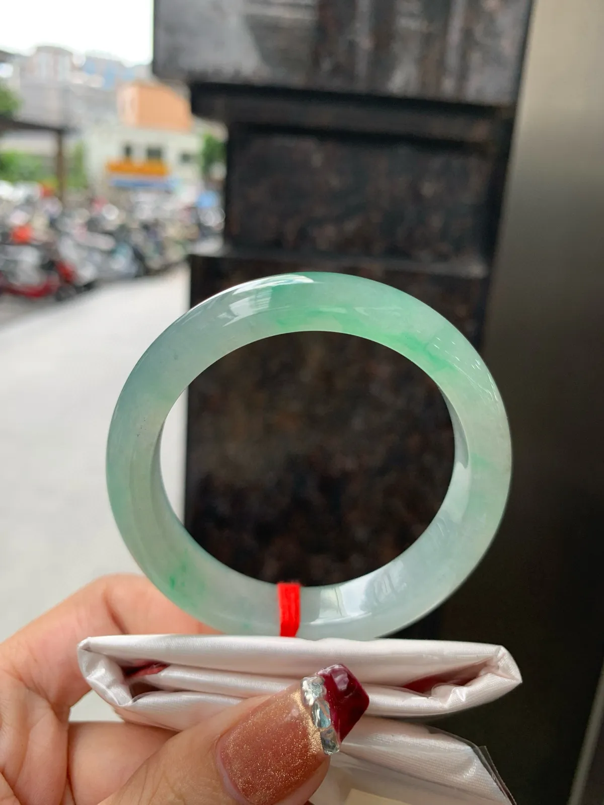 冰飘绿正圈
53-8.1-11.8
完美，底妆水透胶润，简约却充满灵气，几朵绿花点缀，清新如芽，宛若