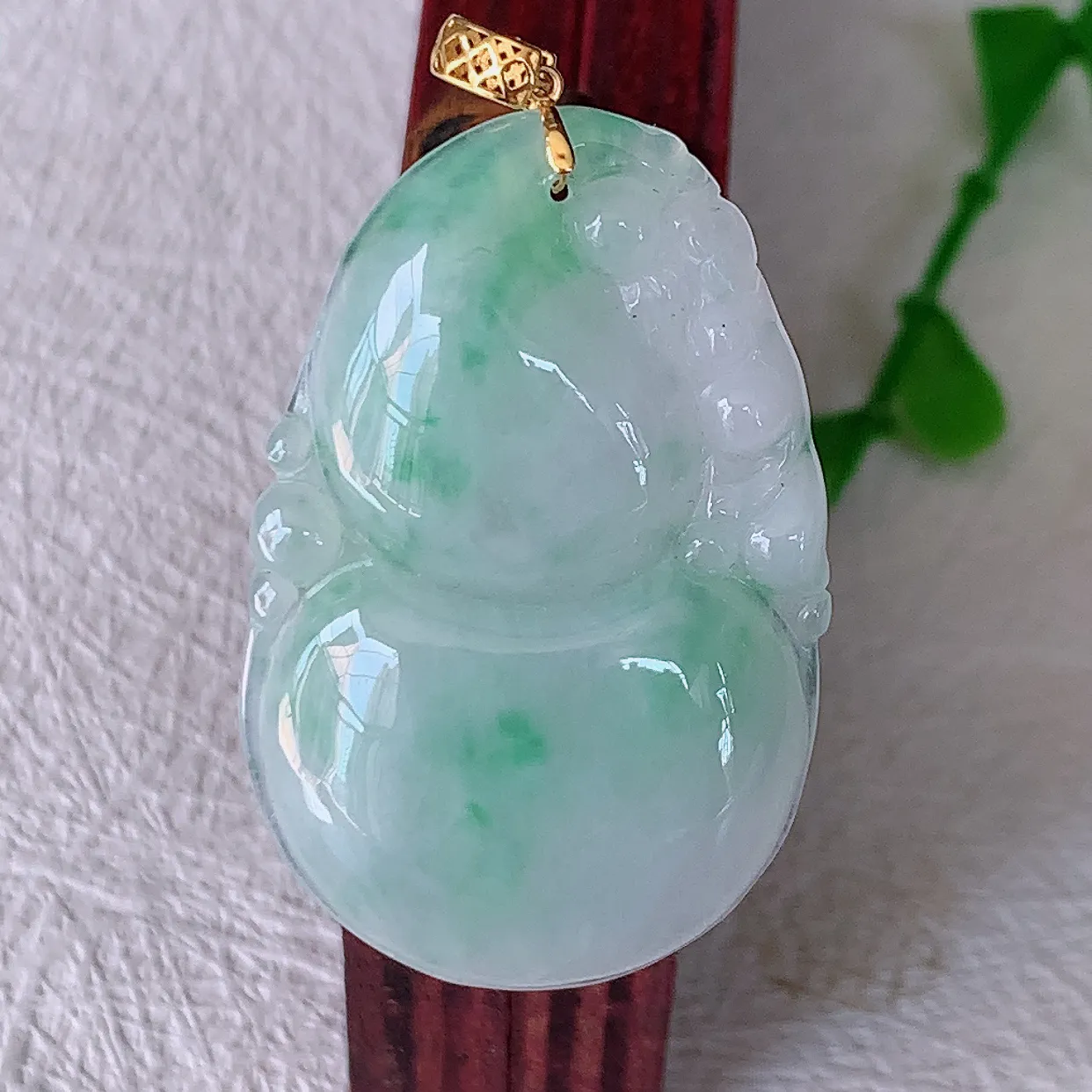 18K金镶嵌冰飘绿翡翠葫芦吊坠，葫芦寓意福禄双全，财源滚滚，佩戴效果优雅迷人！#00.25