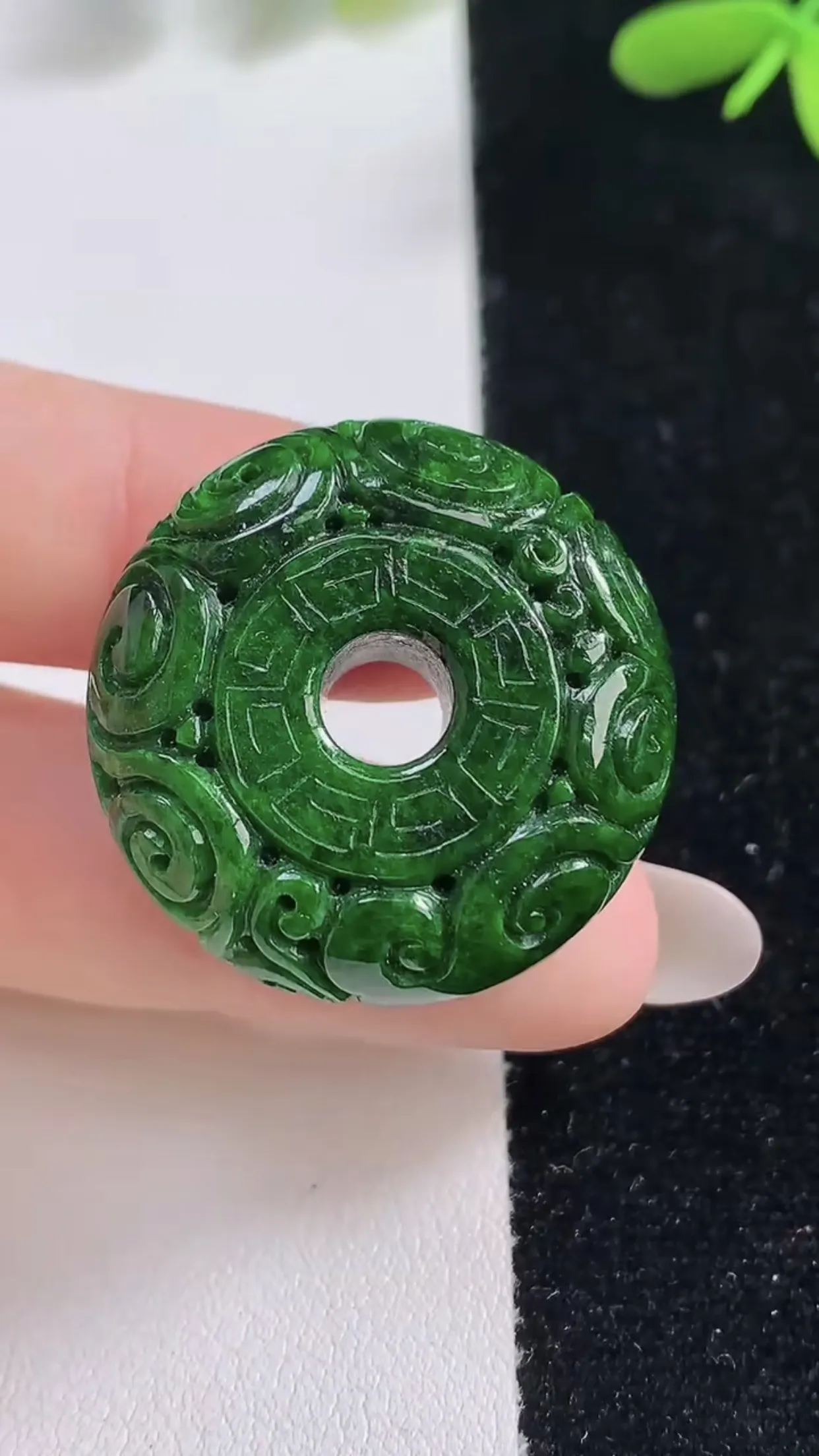 缅甸天然翡翠a货 老坑料起胶冰润 满辣绿雕花路路通吊坠，尺寸29.1-11.6mm  y 18.94