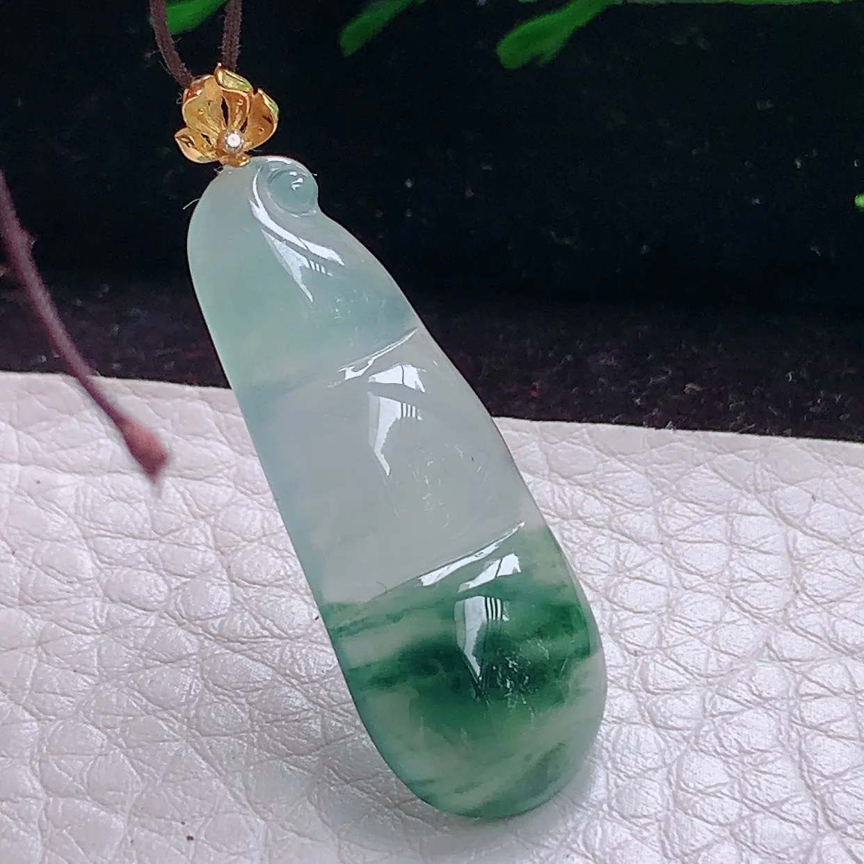 axm实拍35*13.8*4.8缅甸翡翠精雕冰飘花饱满福豆 平安豆玉吊坠 玉挂件