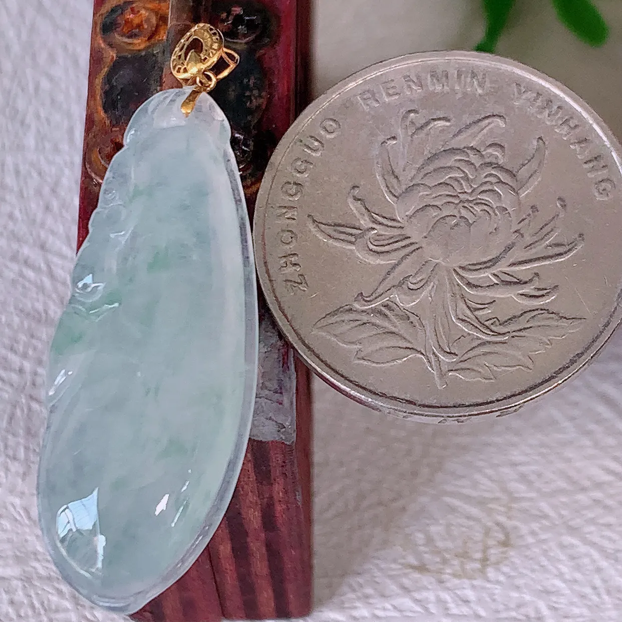 18K金镶嵌冰种飘花翡翠招财福瓜吊坠，精美饱满福瓜，种水足，形态圆润饱满，福相十足 ！#00.25