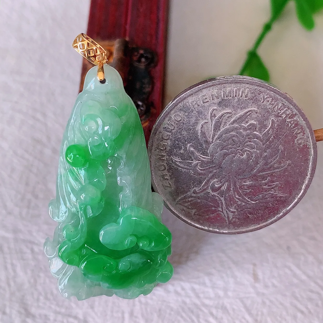 18K金镶嵌冰飘辣绿翡翠招百财白菜吊坠，百财聚来，财源滚滚，色泽鲜艳，精工水润的白菜，性价比高！#1.25