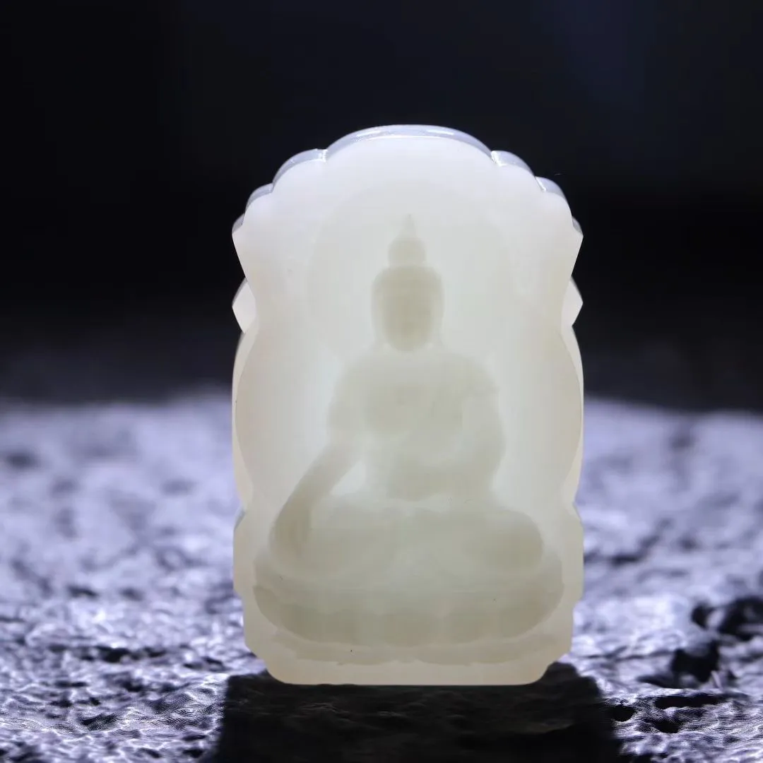 精品美物
【大日如来】和田老坑白玉羊脂白，凝润若脂，温润而泽，结构细糯。精心雕琢，意境幽生。滴水成佛，清灵佛境油然而生。方寸之间，天地无垠，一花一世界，一木一浮生，一方一净土，一叶一如来。
【规格】55-35-18mm，71g
C92311321