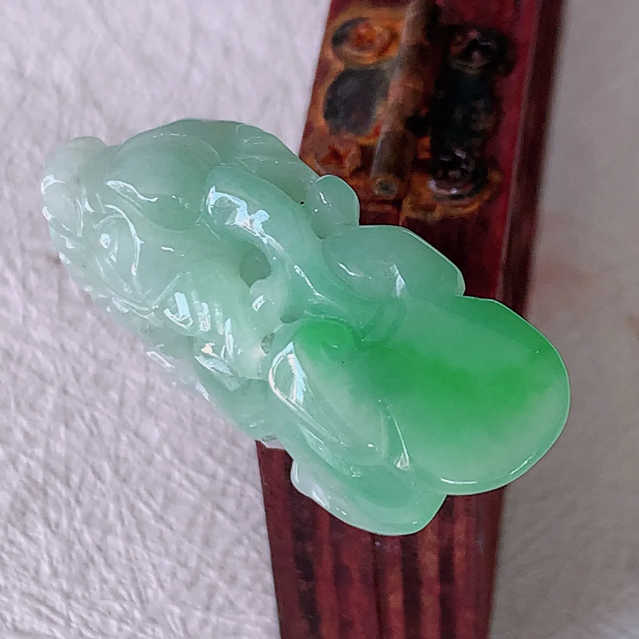自然光实拍，水润飘绿翡翠招财貔貅吊坠，民间有“一摸貔貅运程旺盛，再摸貔貅财运滚滚，三摸貔貅平步青云 ”的美好祝愿。#81.25
