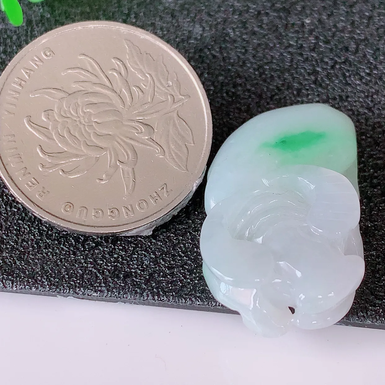 自然光实拍，冰润飘绿翡翠生肖牛气冲天吊坠，种老水足，雕工精湛 ，寓意美好，佩戴时尚出众！#41.25