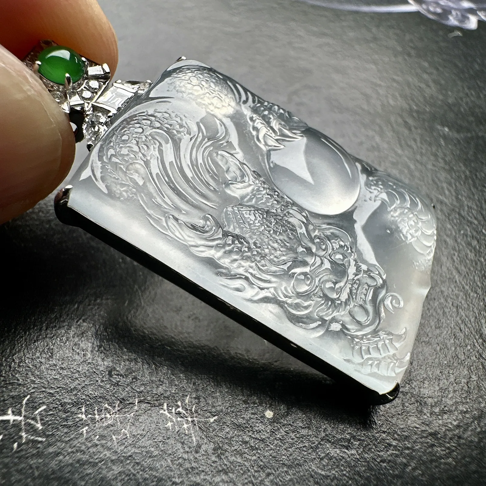 【玻璃种龙牌】冰润细腻，冰感好，质地很不错。雕工精细，佩戴效果好，18k金钻镶嵌，裸石尺寸31.9*22*4.6毫米