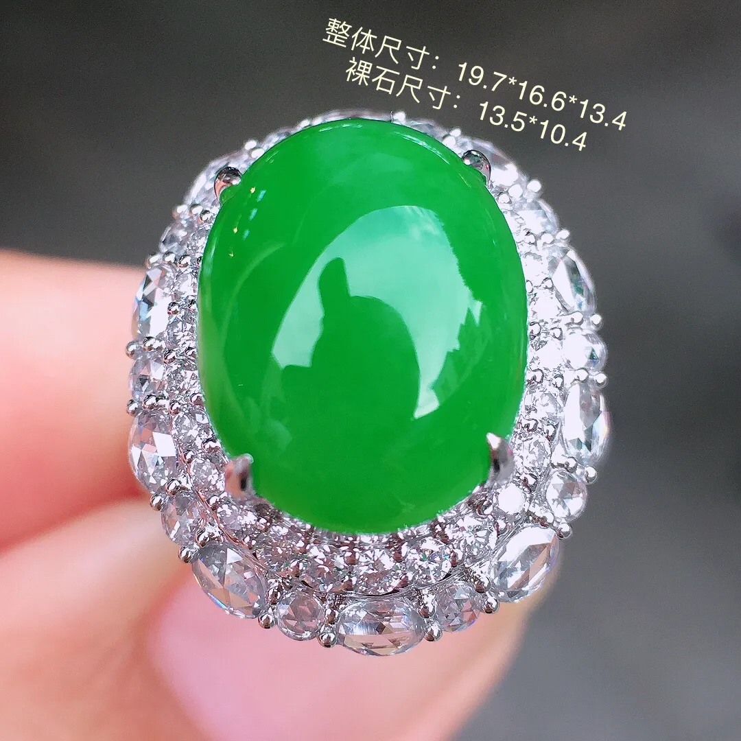 阳绿蛋面戒指，色泽均匀艳丽，玉质细腻，荧光感超
强，饱满圆润，尽显优雅气质，18k
金豪华镶嵌