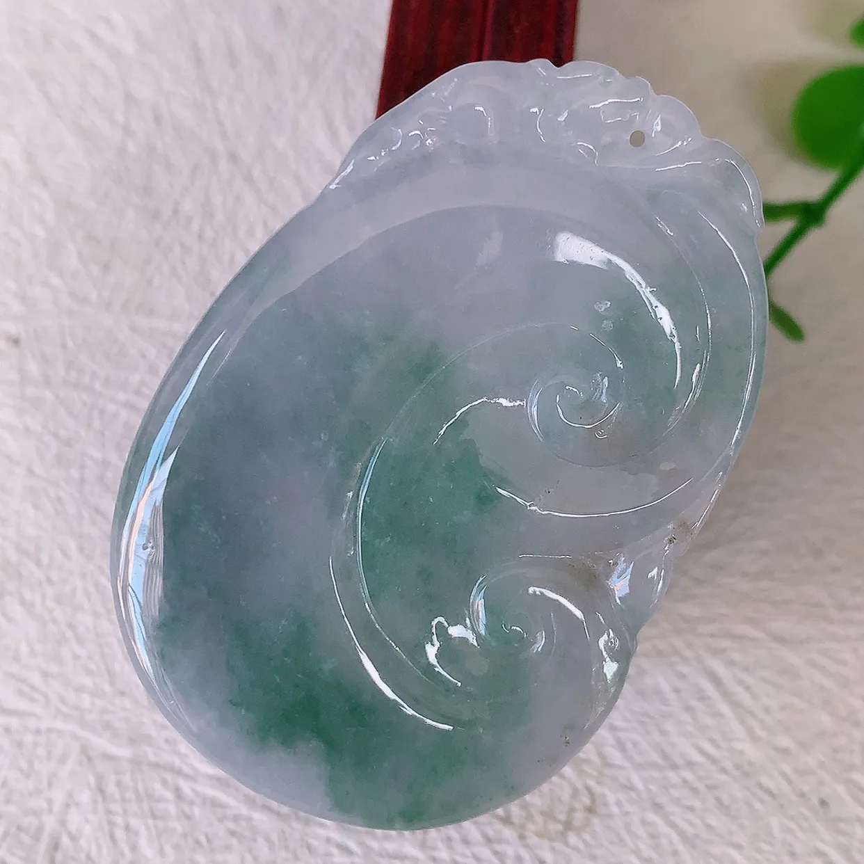 自然光实拍，水润春带彩翡翠万事如意吊坠，翠色灵动，玉质细腻，颜色漂亮，品相佳，佩戴佳品！#57.25