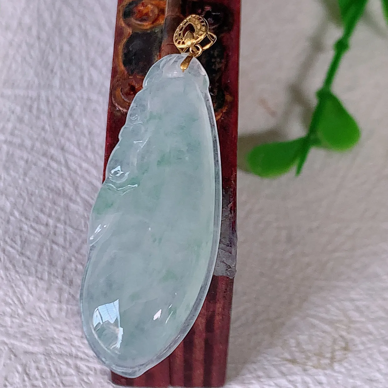18K金镶嵌冰种飘花翡翠招财福瓜吊坠，精美饱满福瓜，种水足，形态圆润饱满，福相十足 ！#00.25