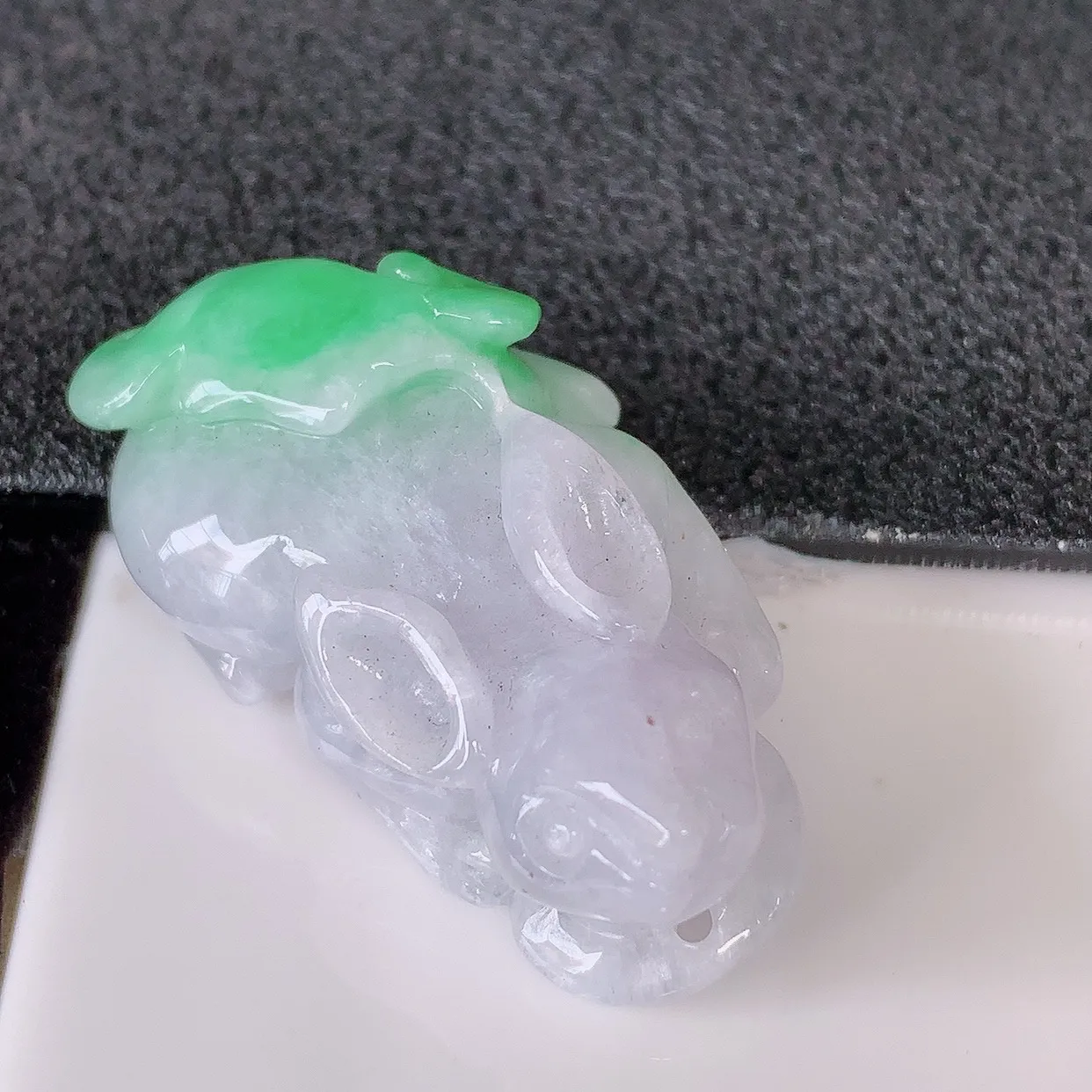 自然光实拍，冰润飘绿翡翠生肖鼠吊坠，种老水足，雕工精湛 ，寓意美好，佩戴时尚出众！#87.26