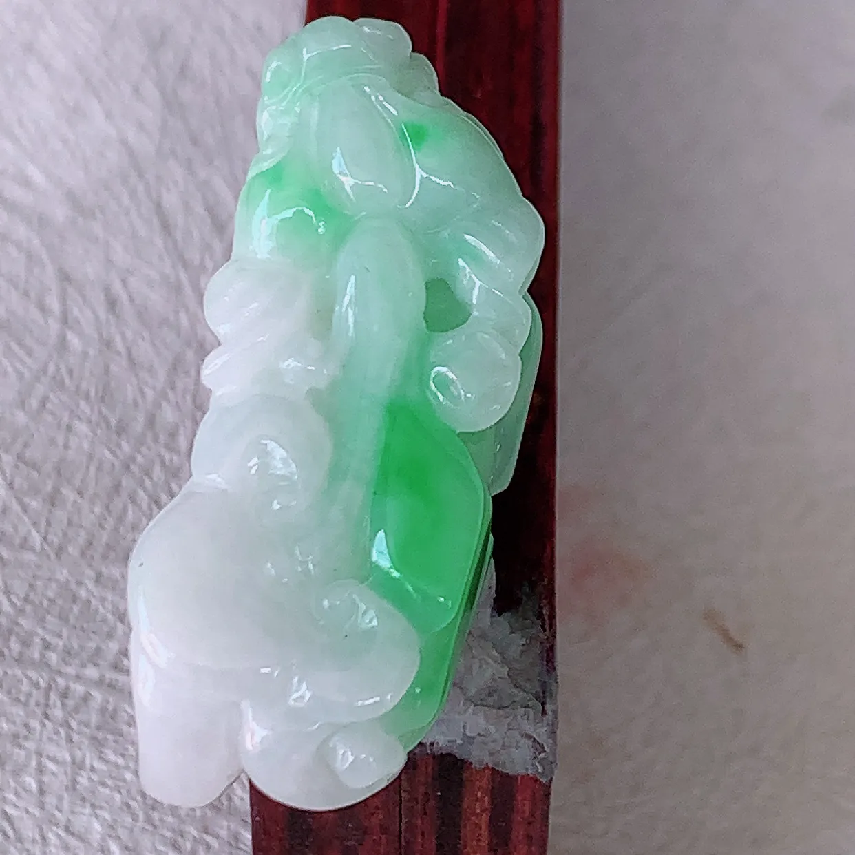 自然光实拍，冰润飘绿翡翠招财貔貅吊坠，民间有“一摸貔貅运程旺盛，再摸貔貅财运滚滚，三摸貔貅平步青云 ”的美好祝愿。#81.25