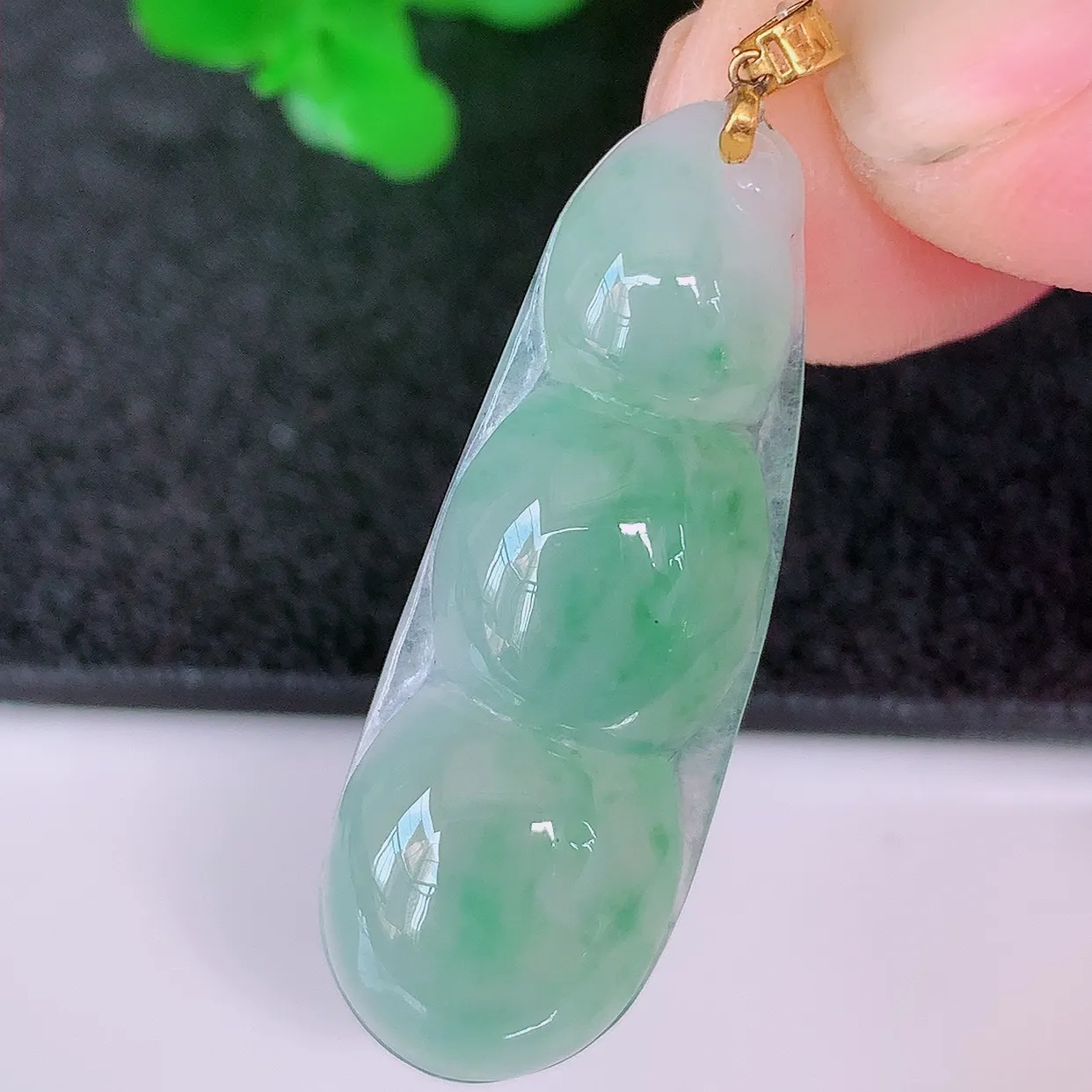 18K金镶嵌冰种翡翠飘花四季豆吊坠，平安豆福豆玉坠，冰润通透，豆粒饱满，寓意：豆蔻年华！#49.25