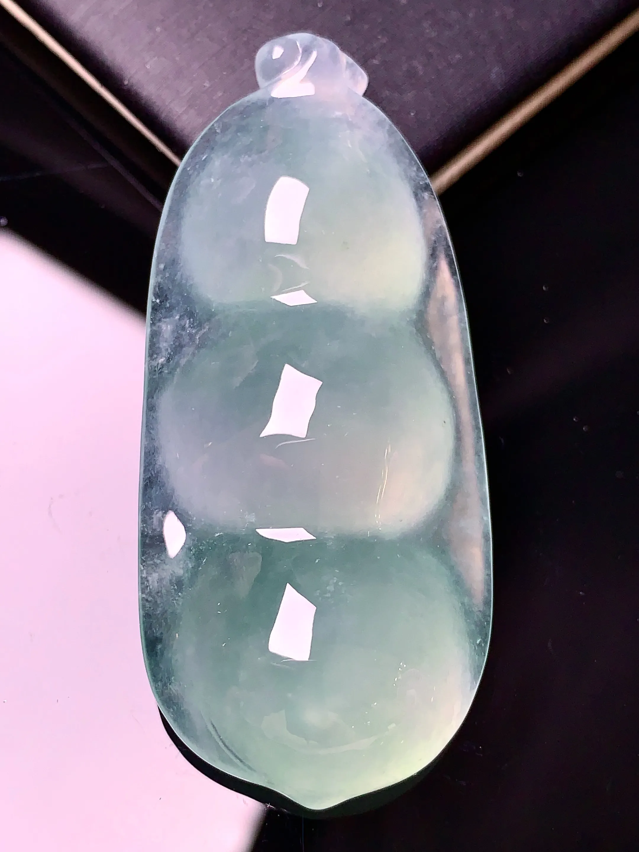 冰种四季豆吊坠 玉质细腻 色泽艳丽 整体尺寸51.7*23*10.5