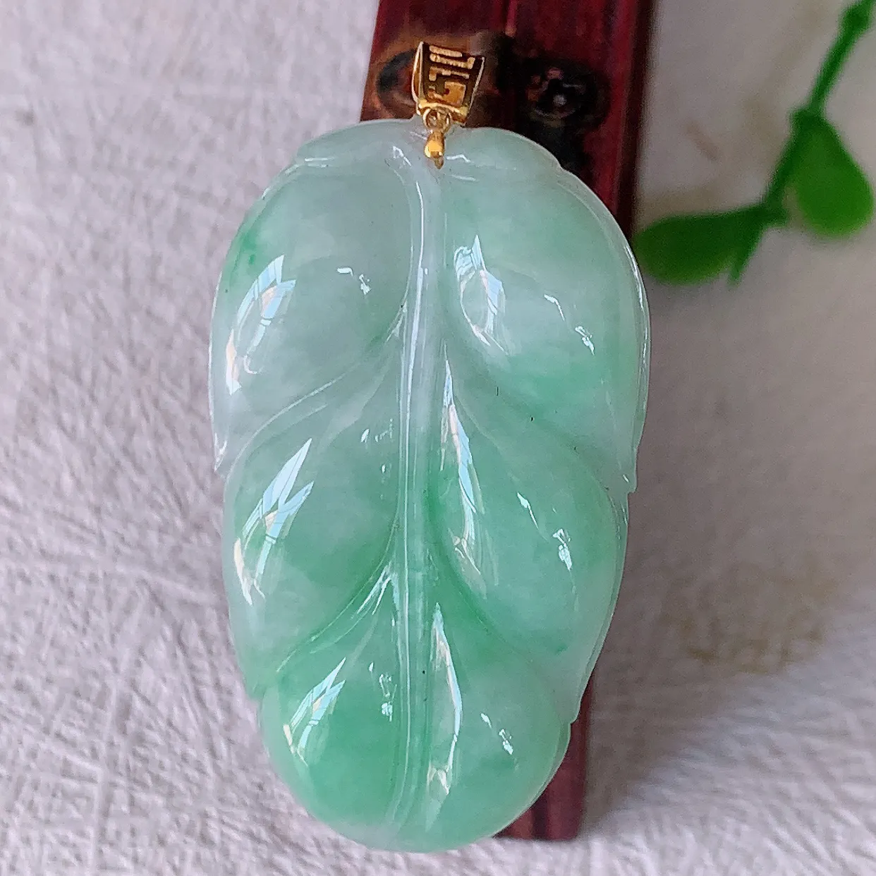 18k金镶嵌水润飘绿翡翠叶子吊坠，沁人心脾，精致典雅的设计，为佩戴者，增添色彩，送礼自留都是佳品选择