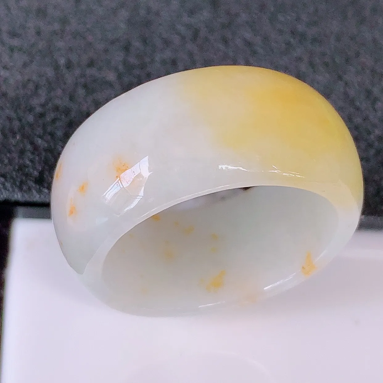 自然光实拍，冰黄翡21.5mm内径翡翠扳指，指环，沙金点玉扳指，财源滚滚，玉质细腻起胶，27圈口，种水好！#49.25尺寸21.5-11.5*3.5