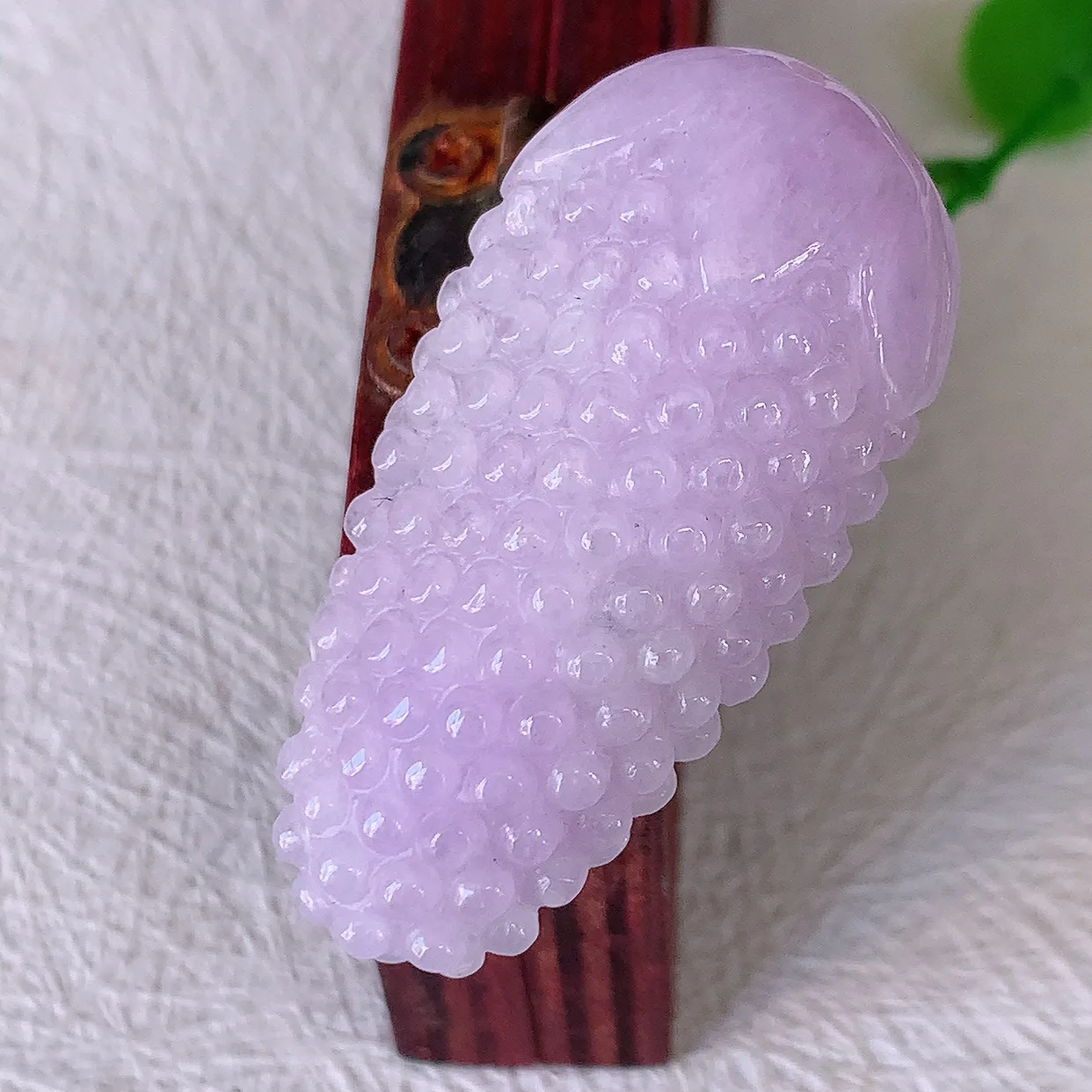 自然光实拍，水润紫罗兰翡翠葡萄吊坠，多子多福，翠色灵动，玉质细腻，颜色漂亮，品相佳，佩戴佳品！#57.25