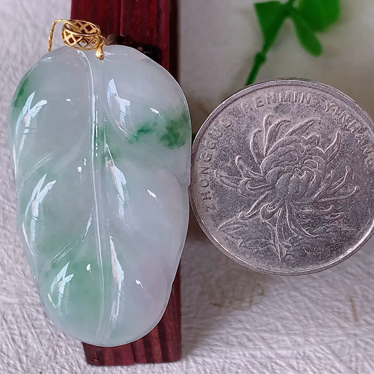 18K金镶嵌冰胶飘花翡翠叶子吊坠 ，种水足，色泽清新，工艺精湛，叶子寓意美好；金枝玉叶，事业有成。#00.25